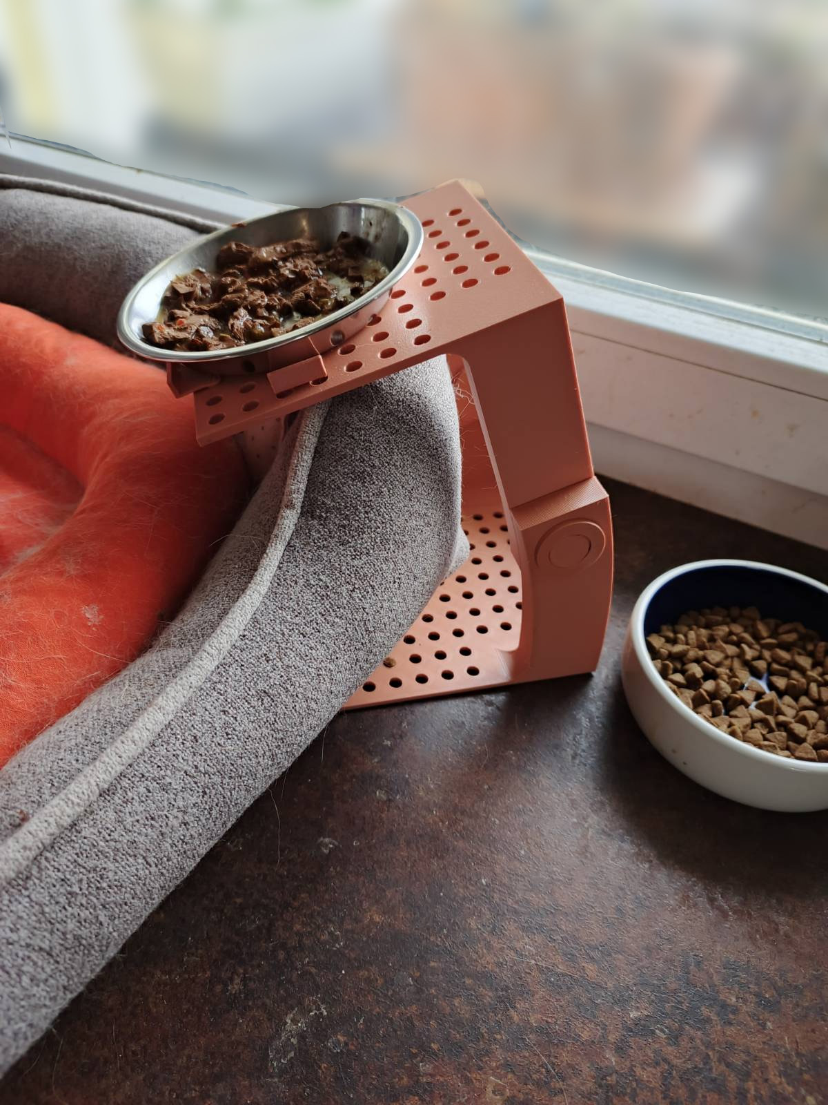 Anything adjustable holder | raised cat bowl