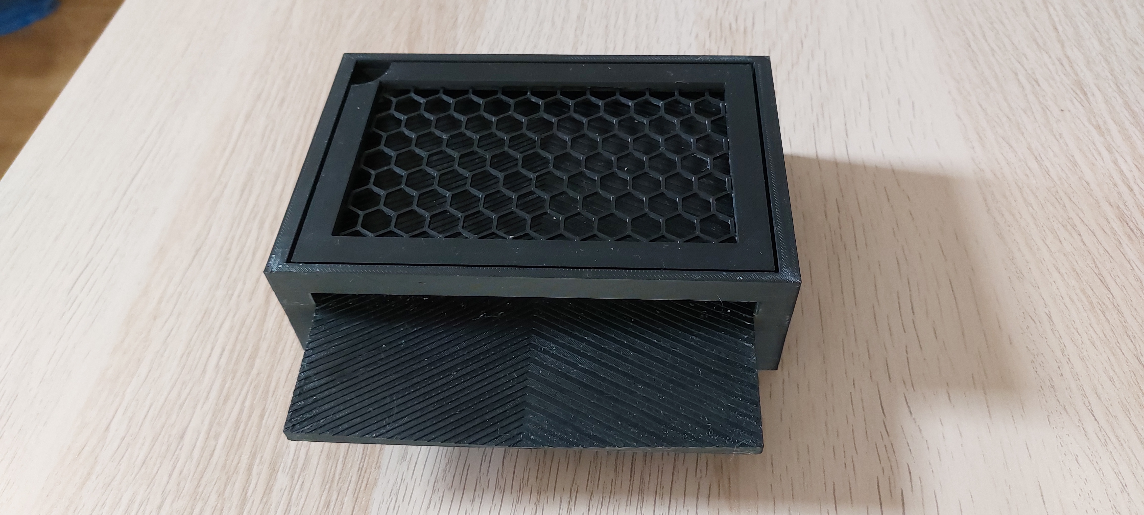 Raised draining sponge holder