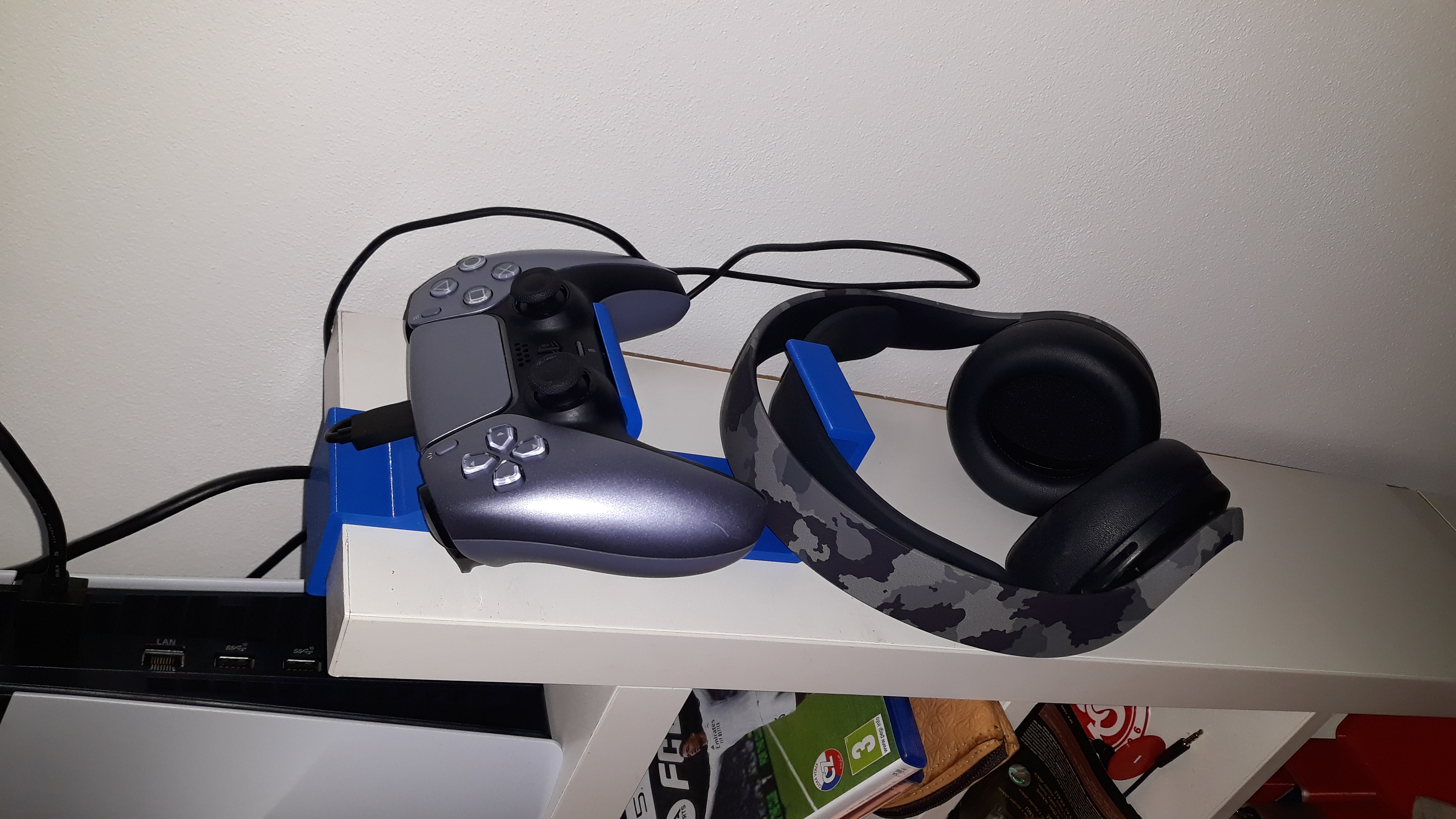 Miniatura 5 do modelo 3D PS5 controller and headset holder