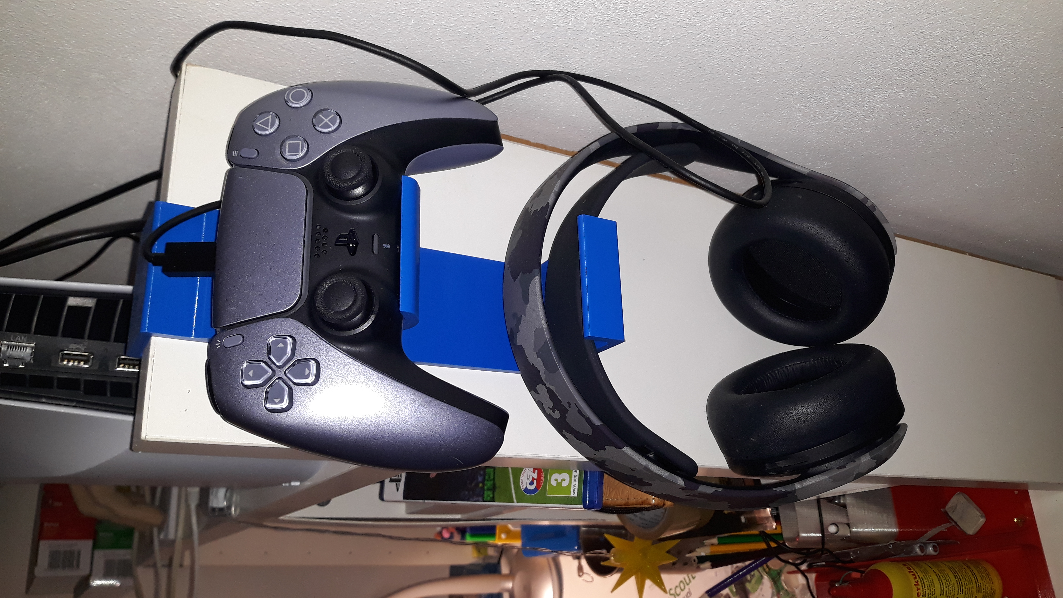 Miniatura 3 do modelo 3D PS5 controller and headset holder