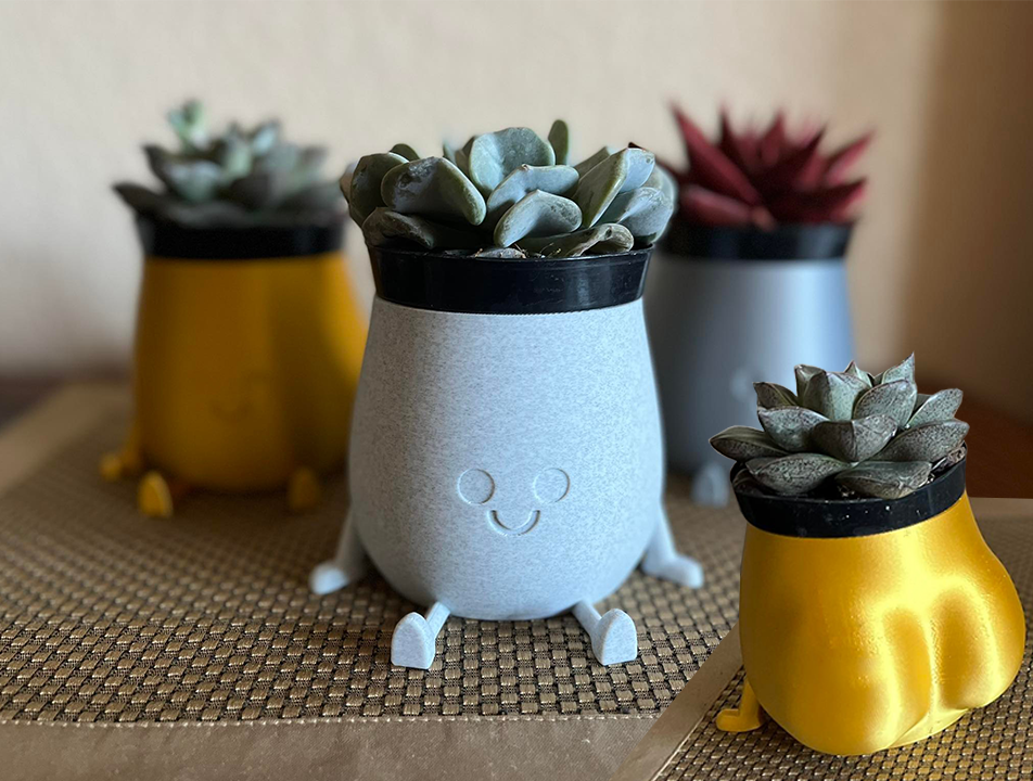 Happy chunky bum sitting pot