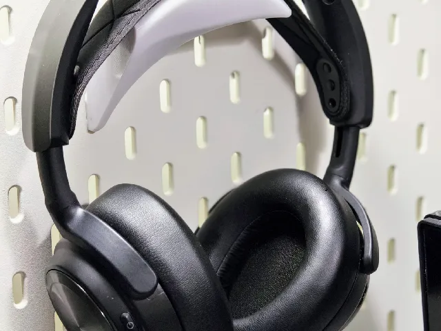 Asymmetrically smooth headphone holder (SKÅDIS)