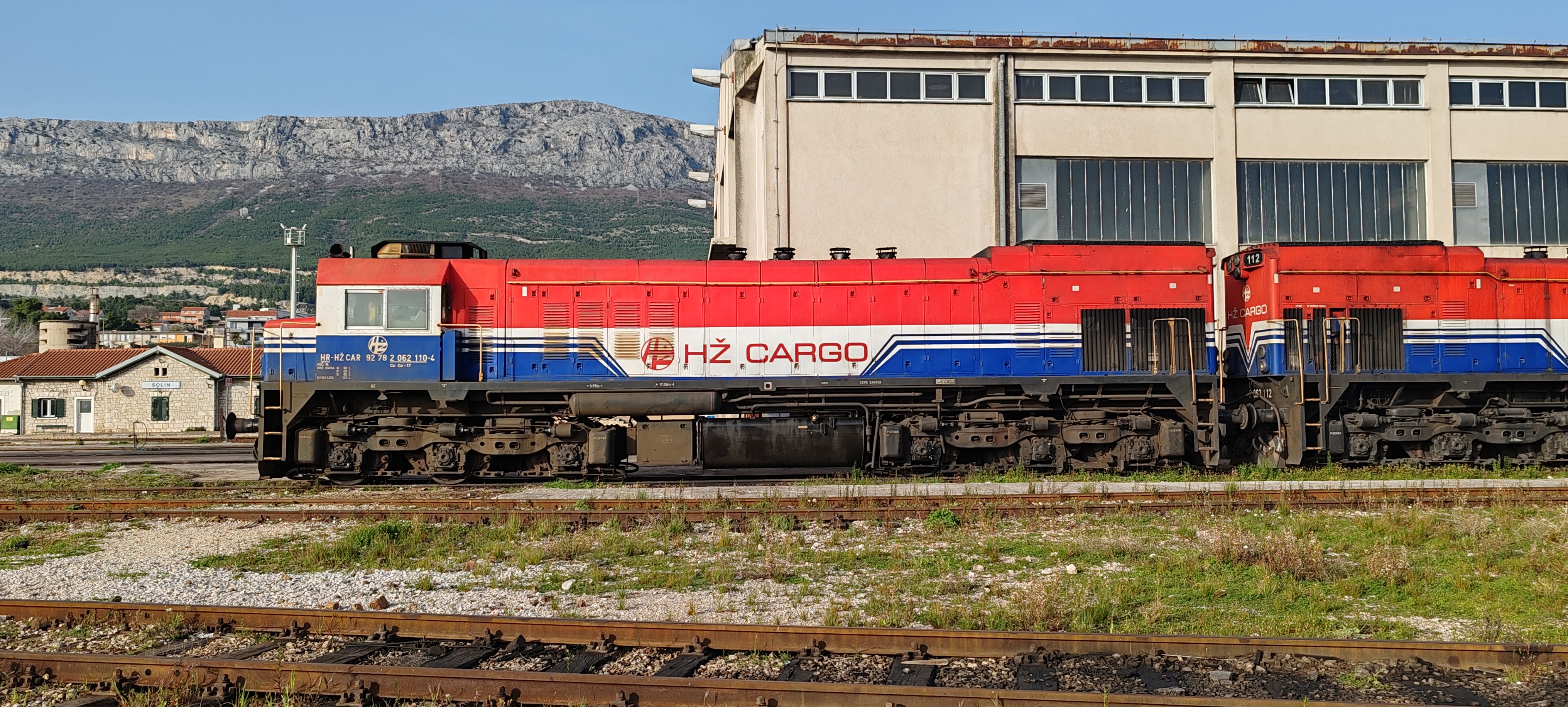 HŽ CARGO logo pendant of HŽ 2062 1XX, Three variants: smallest, middle, and large 200mm — miniatura 5