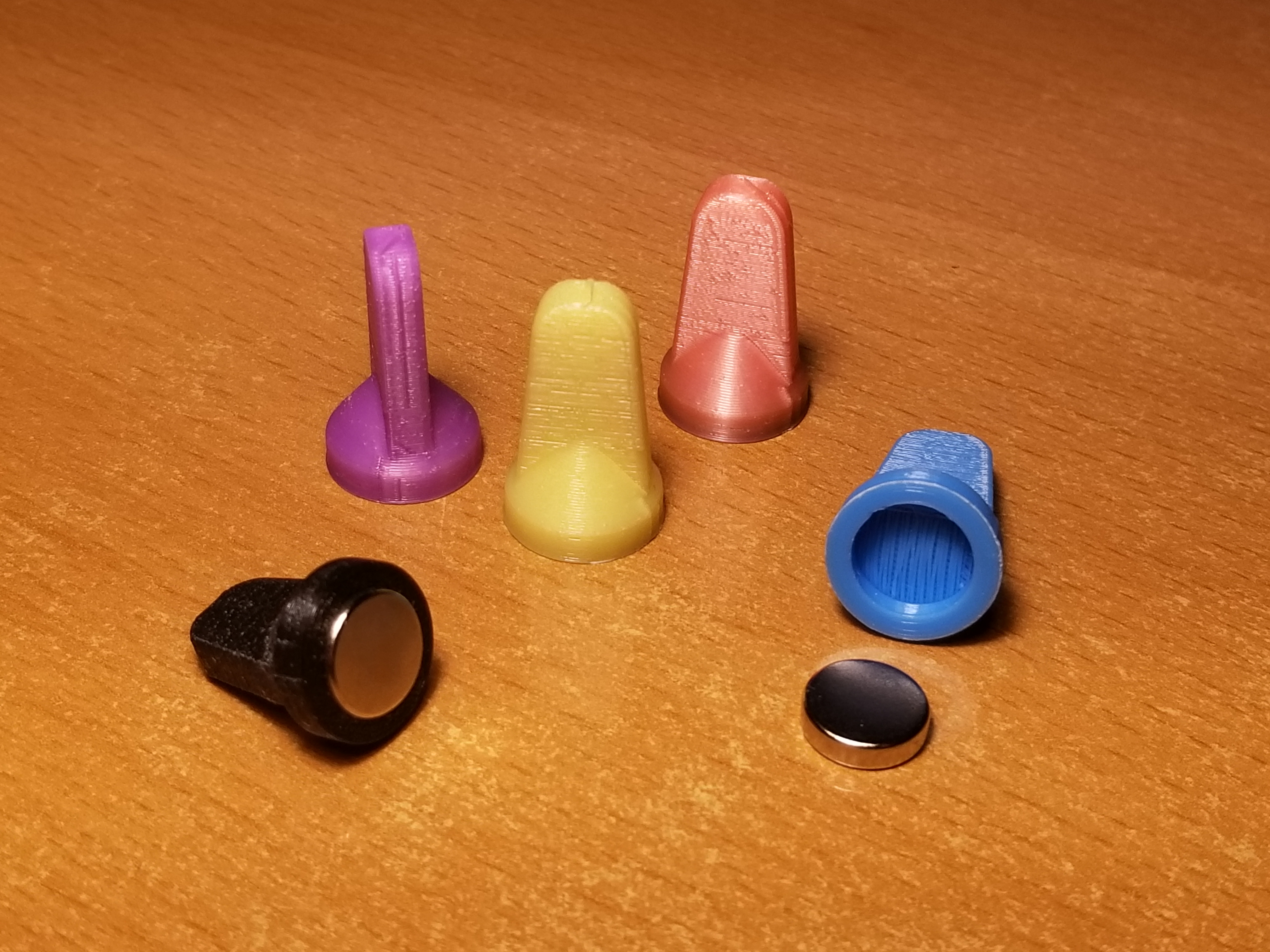 Small Magnet with Grip for hanging photos, papers etc.