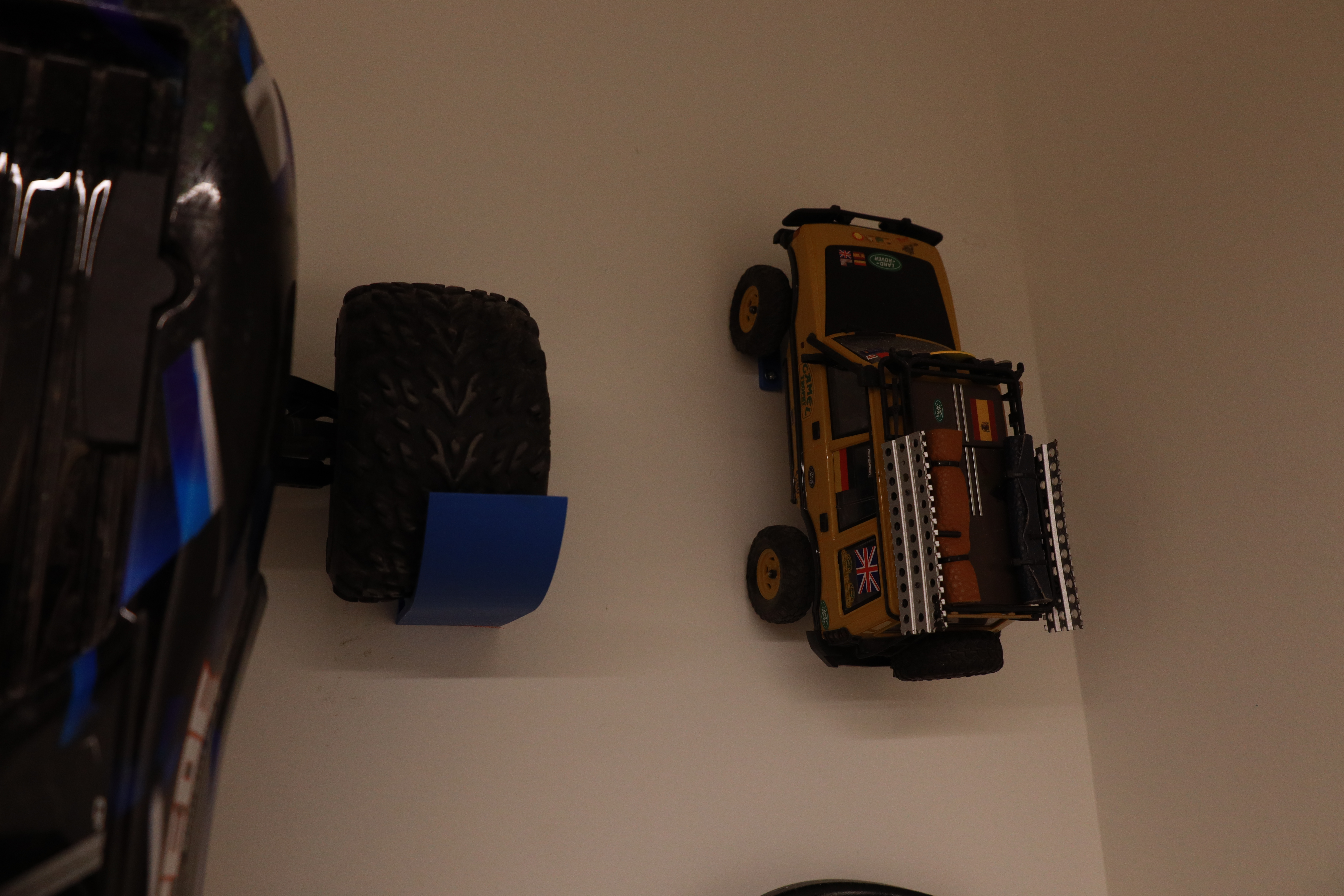 FMS 1/24 RC ROCK CRAWLER WALL MOUNT