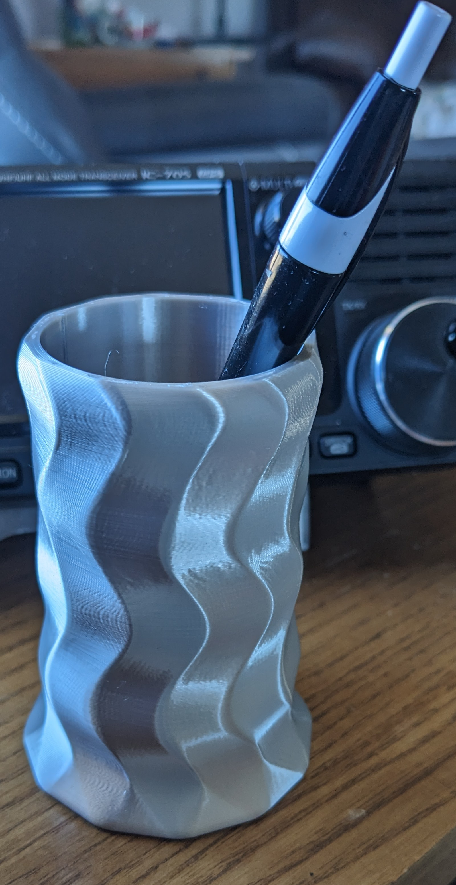 Smooth wavy pencil cup.
