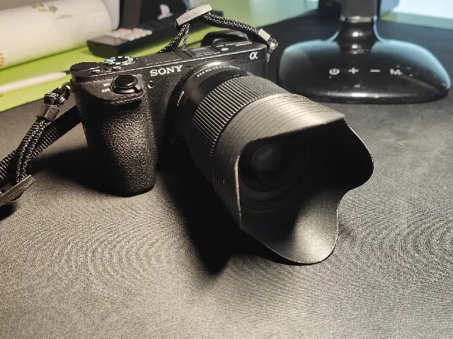Reversible lens hood for Sigma 30mm f/1.4 DC DN