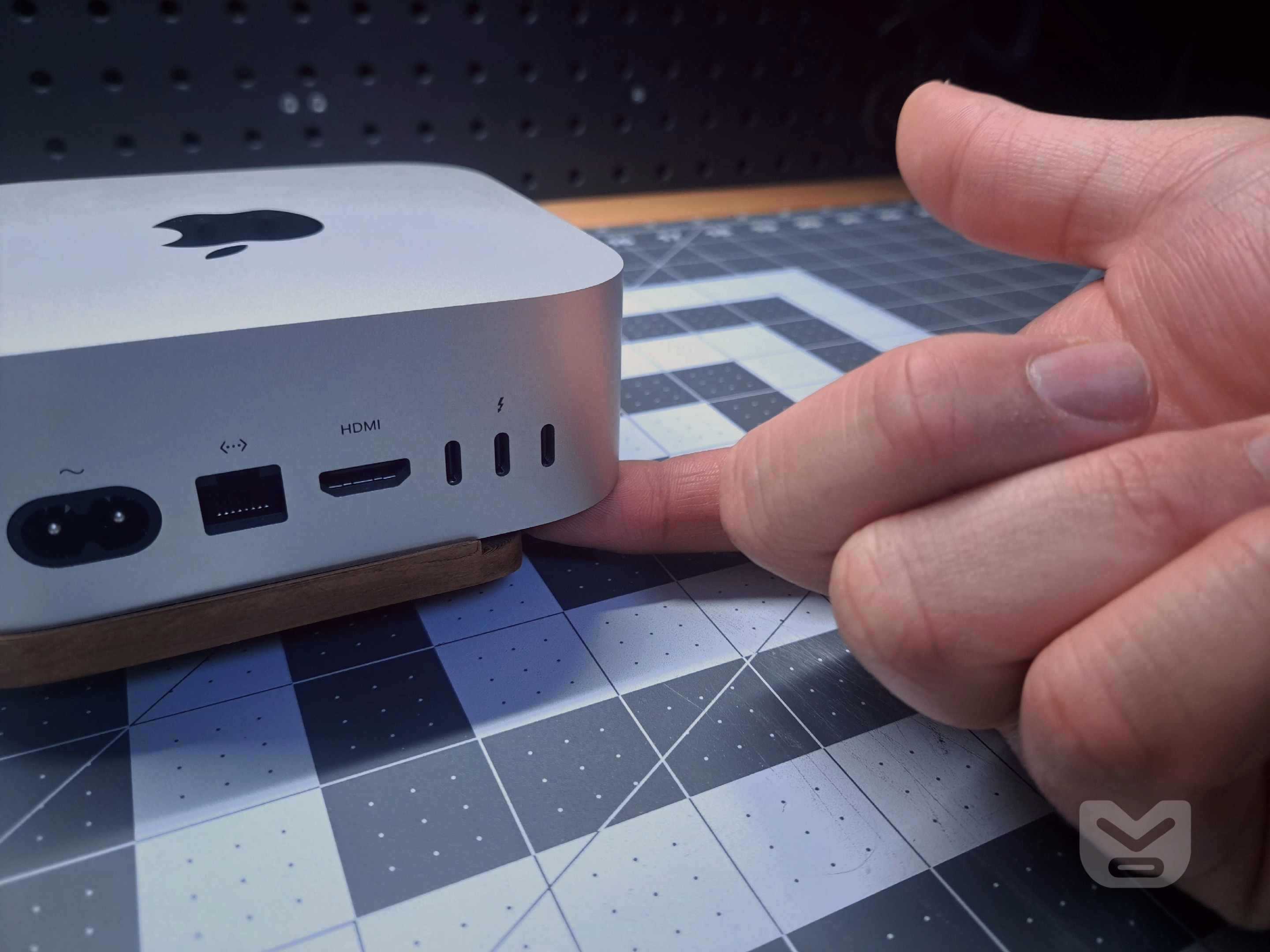Miniatura 5 do modelo 3D M4 Mac mini Riser with Power Button Access