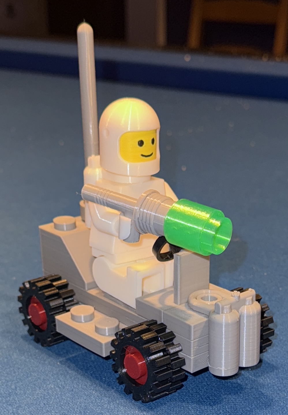 Action-sized Brick Classic Space Buggy (2.5:1 scale) — miniatura 7