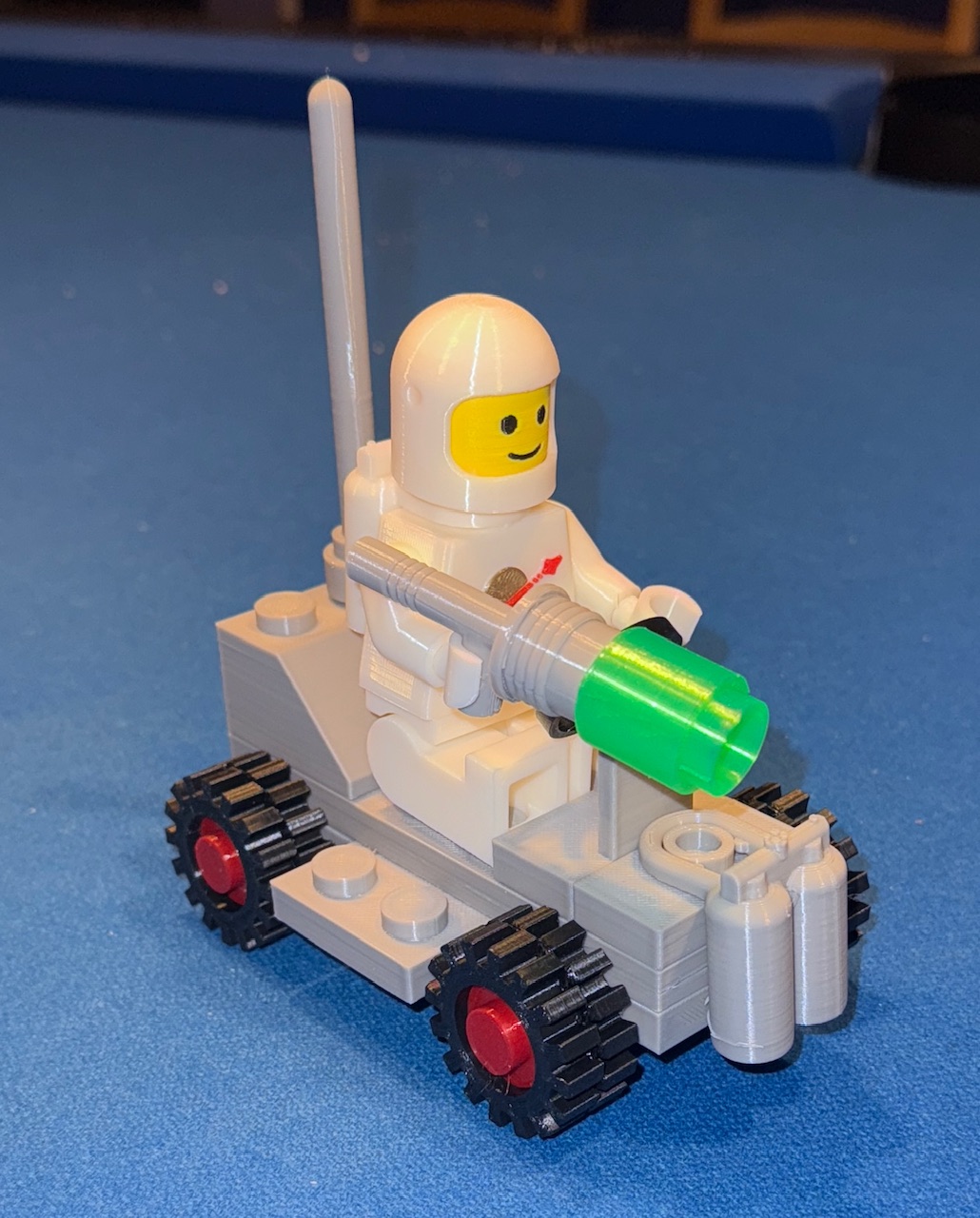 Action-sized Brick Classic Space Buggy (2.5:1 scale) — miniatura 3