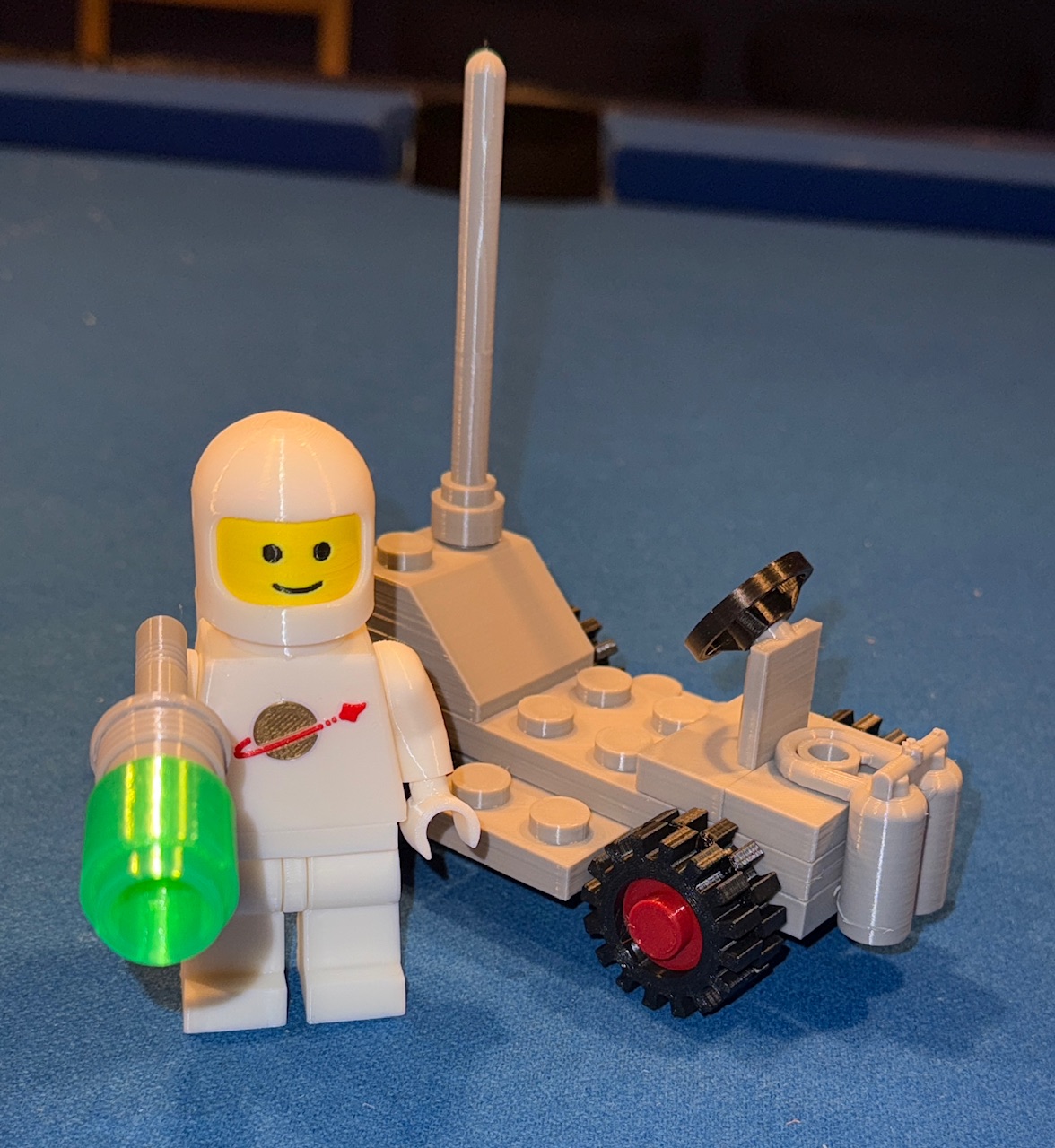 Action-sized Brick Classic Space Buggy (2.5:1 scale) — miniatura 2