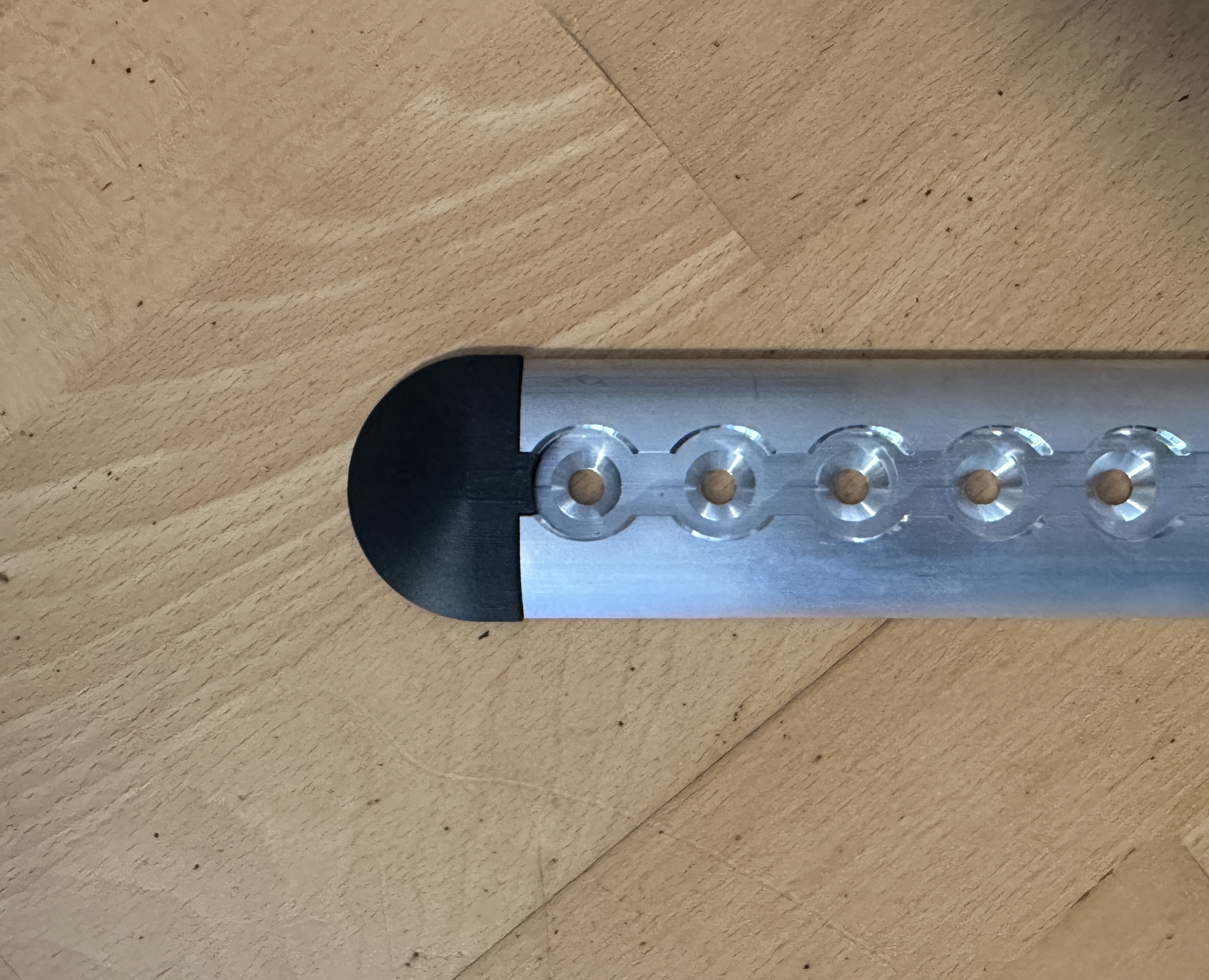 End-cap for airline rail (semicircular)