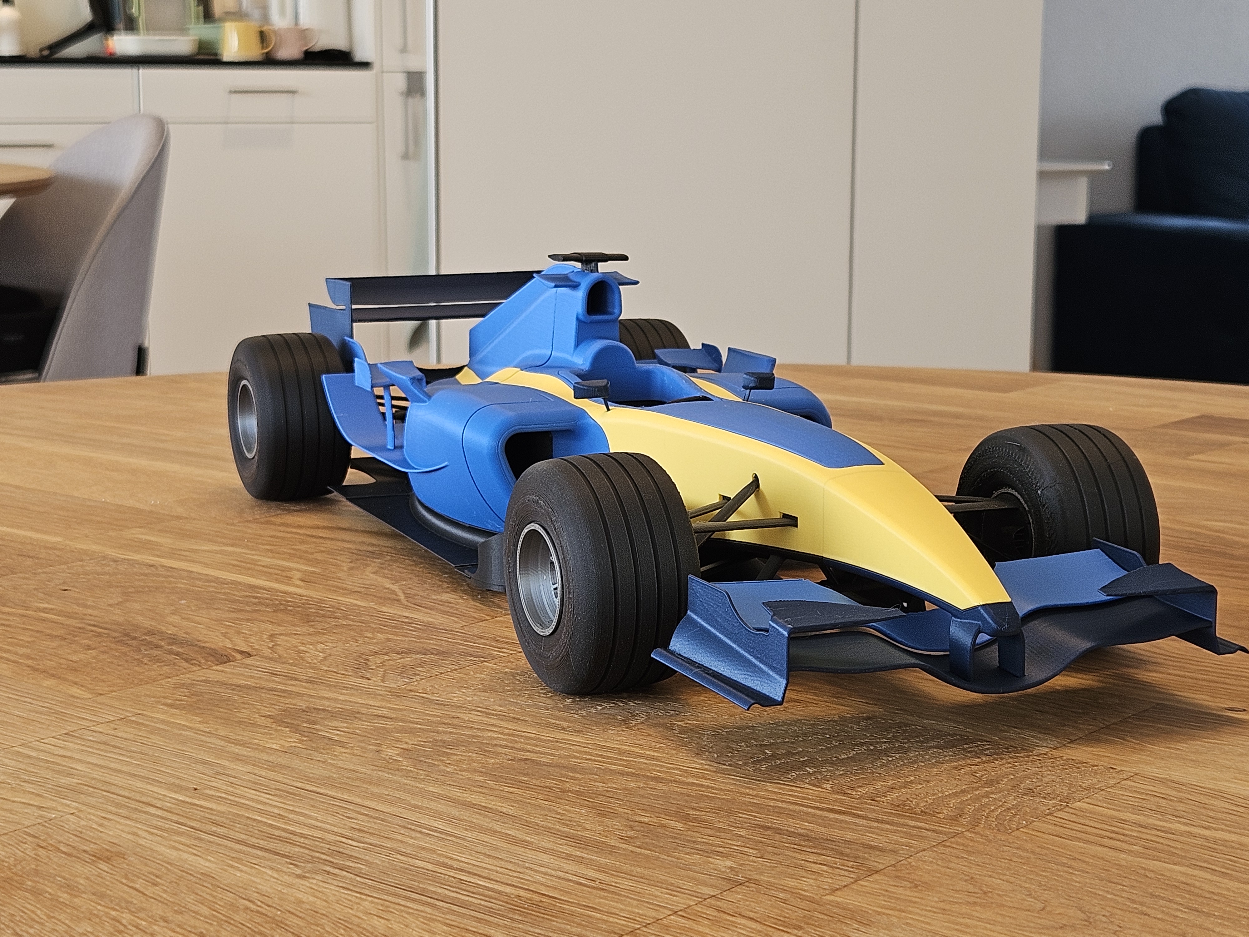 Formula 1 Renault R25 F1 car - 1/10 Scale