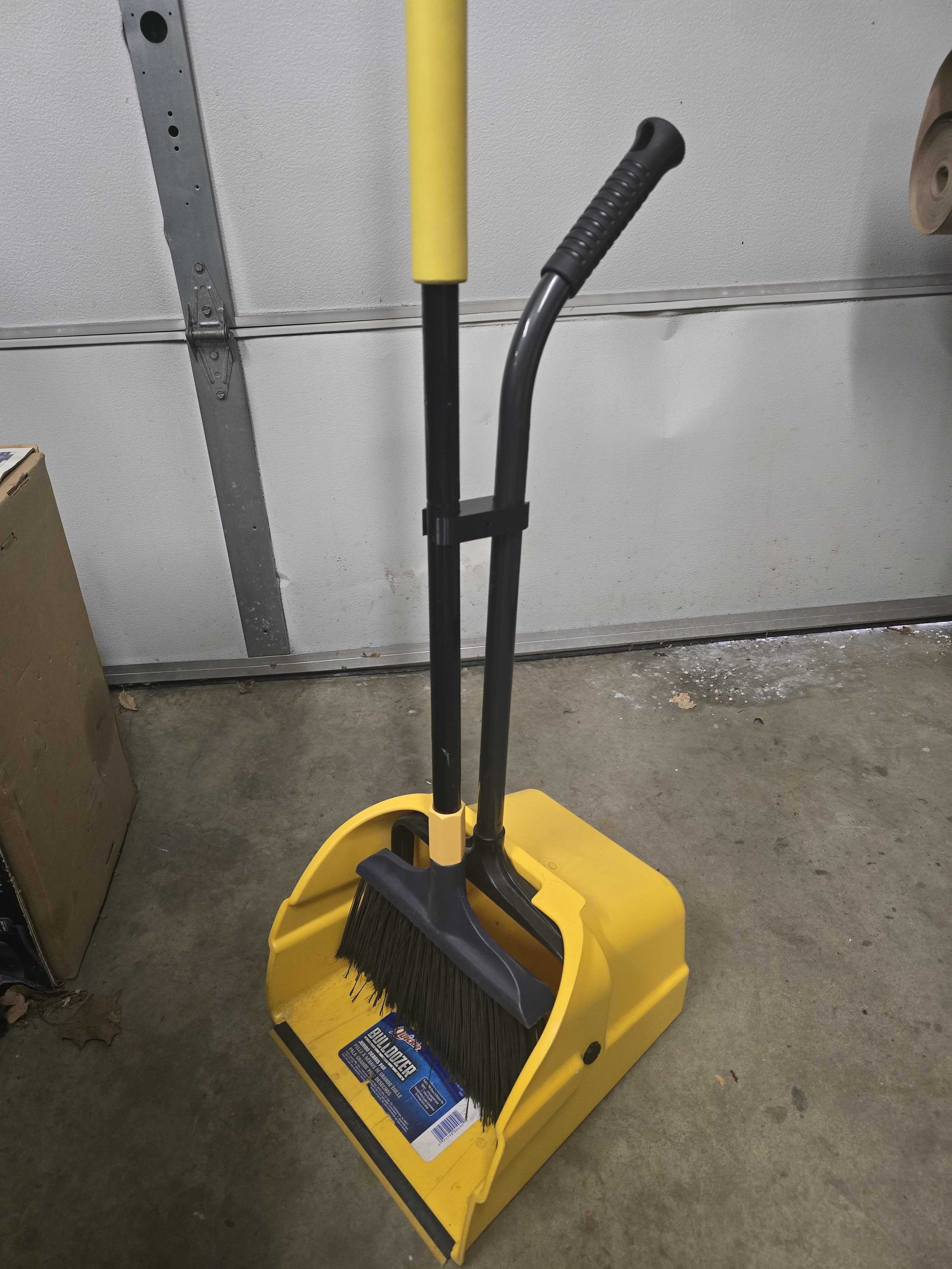 broom and dustpan mating clip