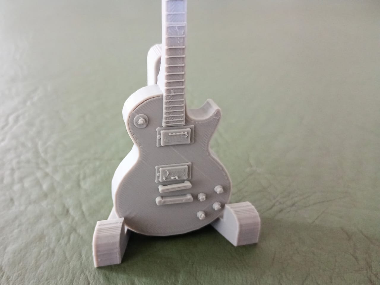 Les paul guitar with support