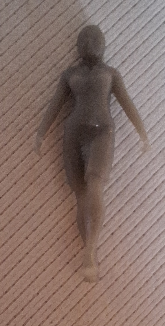 female walking — miniatura 2