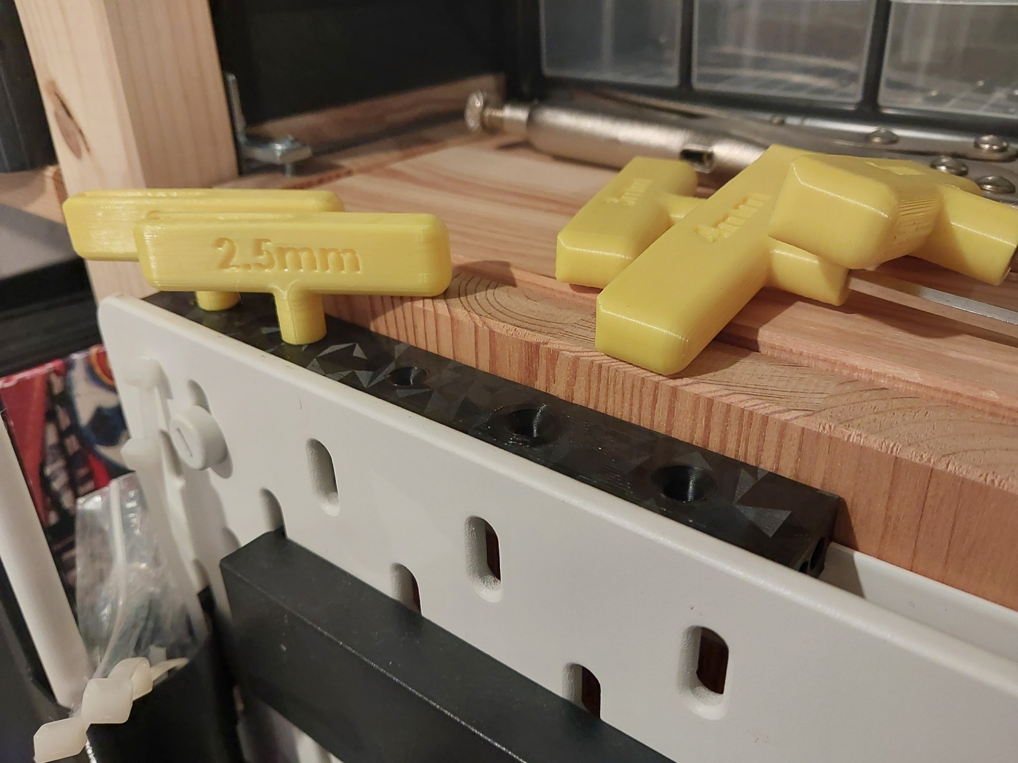 Top SKADIS allen key holder (parametrized)