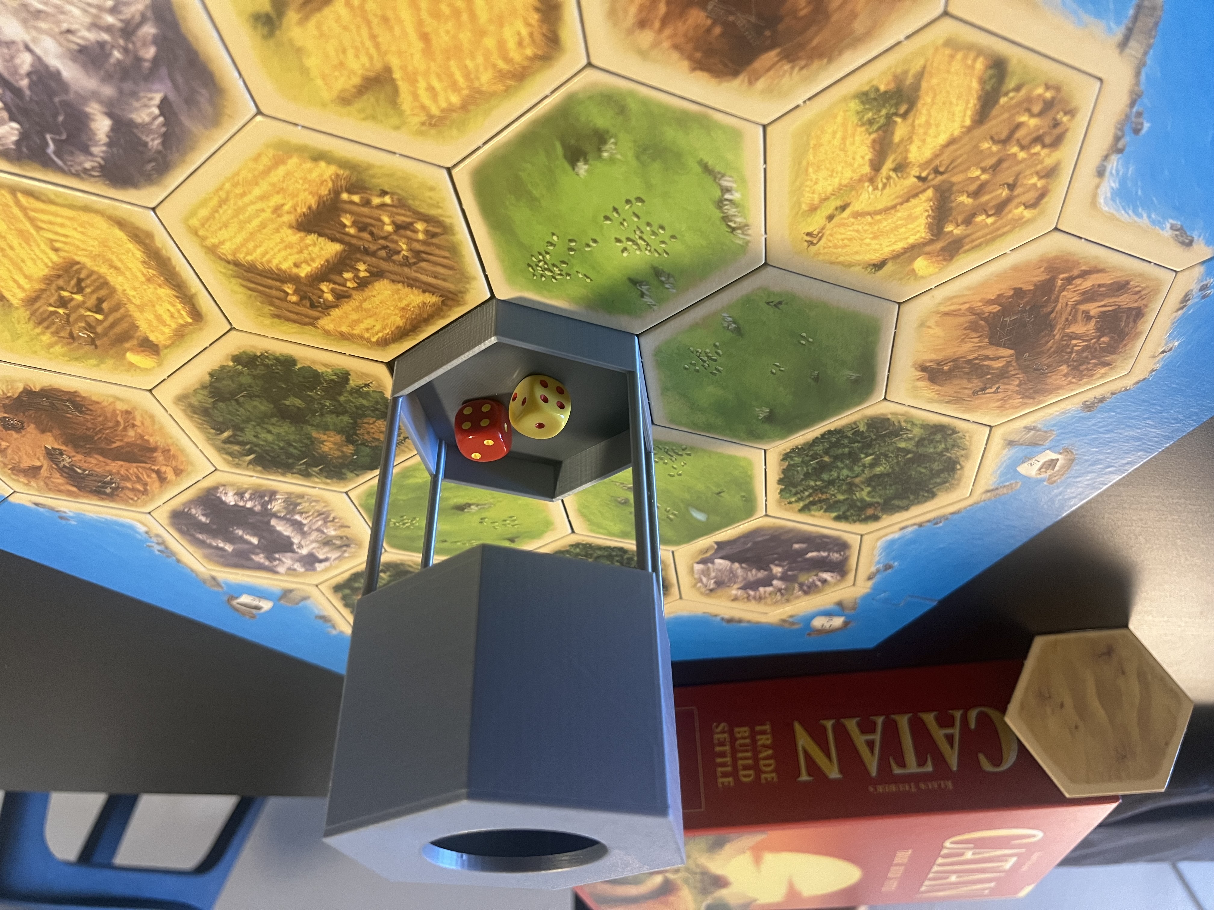 Miniatura 2 do modelo 3D Catan Hexagonal Dice Tower