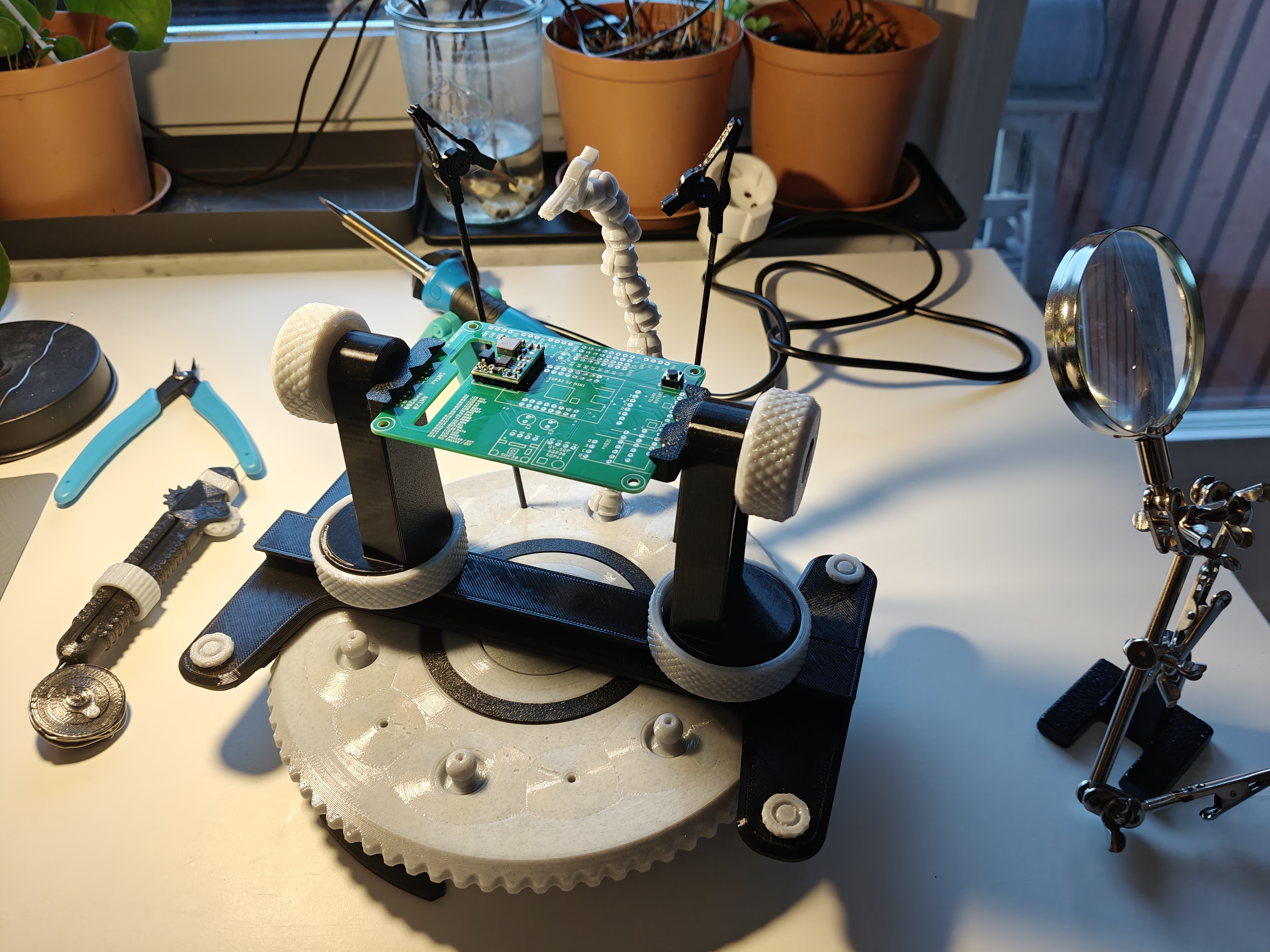 Solid turntable for soldering/painting