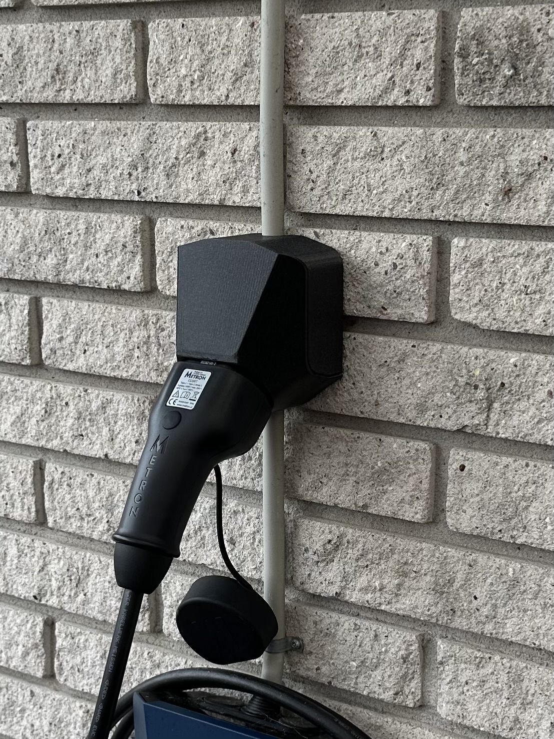 Easee cable/plug holder fits over power wire