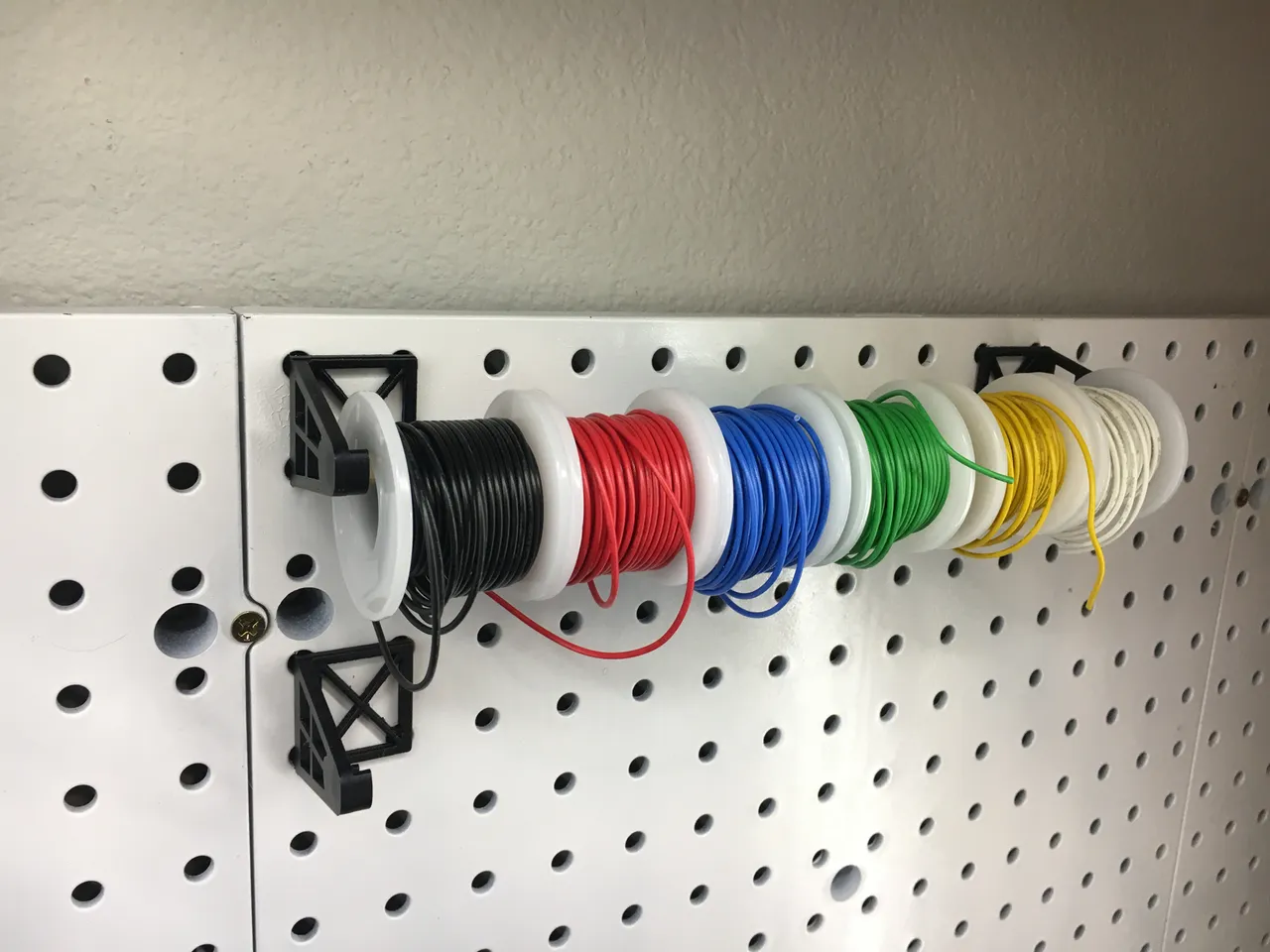 I made a wire holder for pegboards : r/3Dprinting