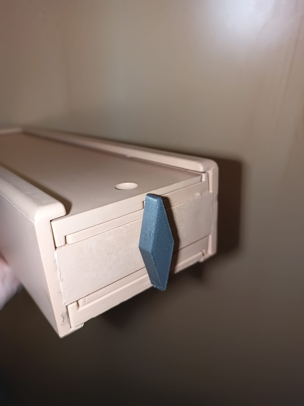 Rummicub box closing latch