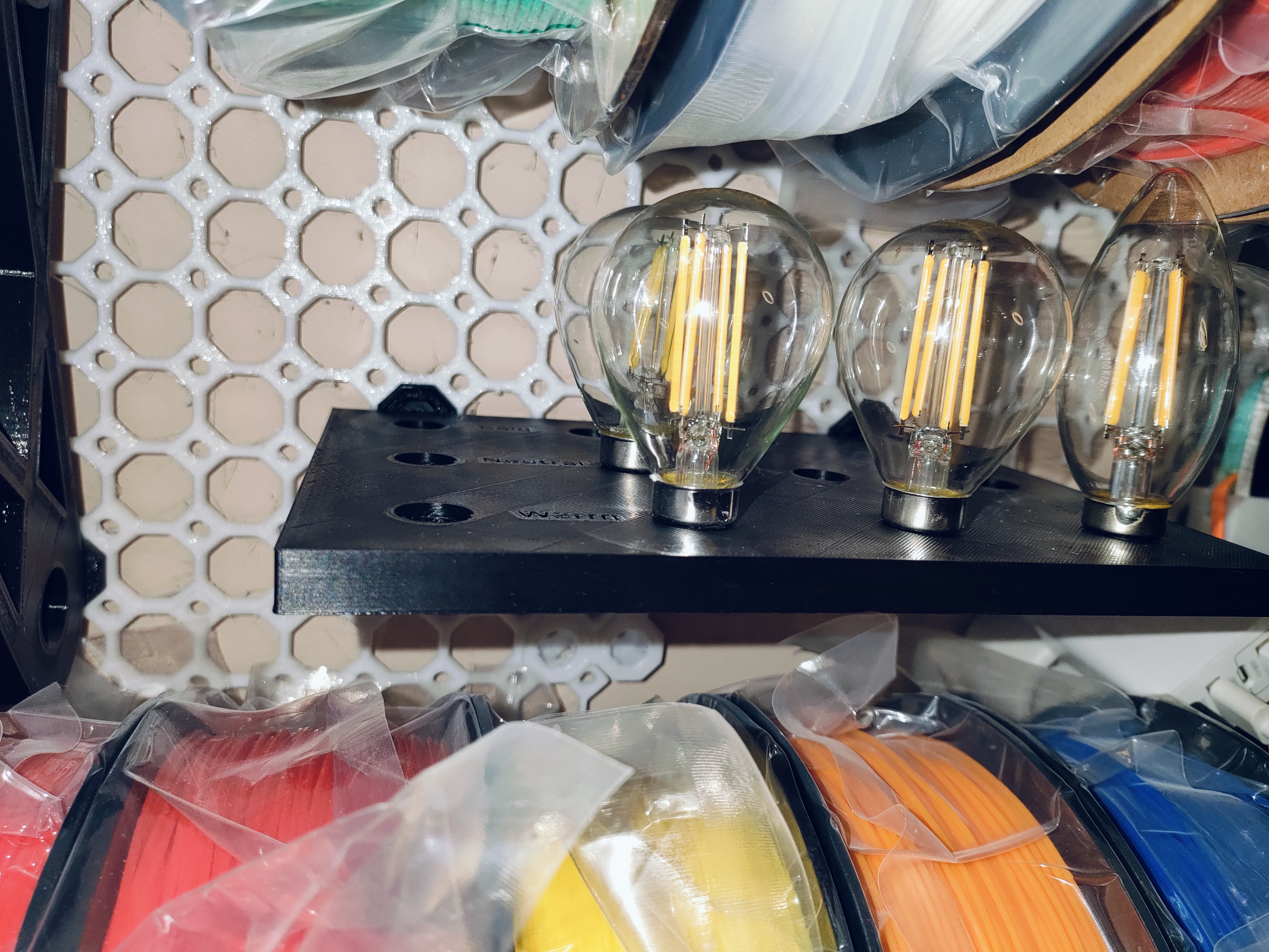 Srew-in lightbulb holder for multiboard E14+E27