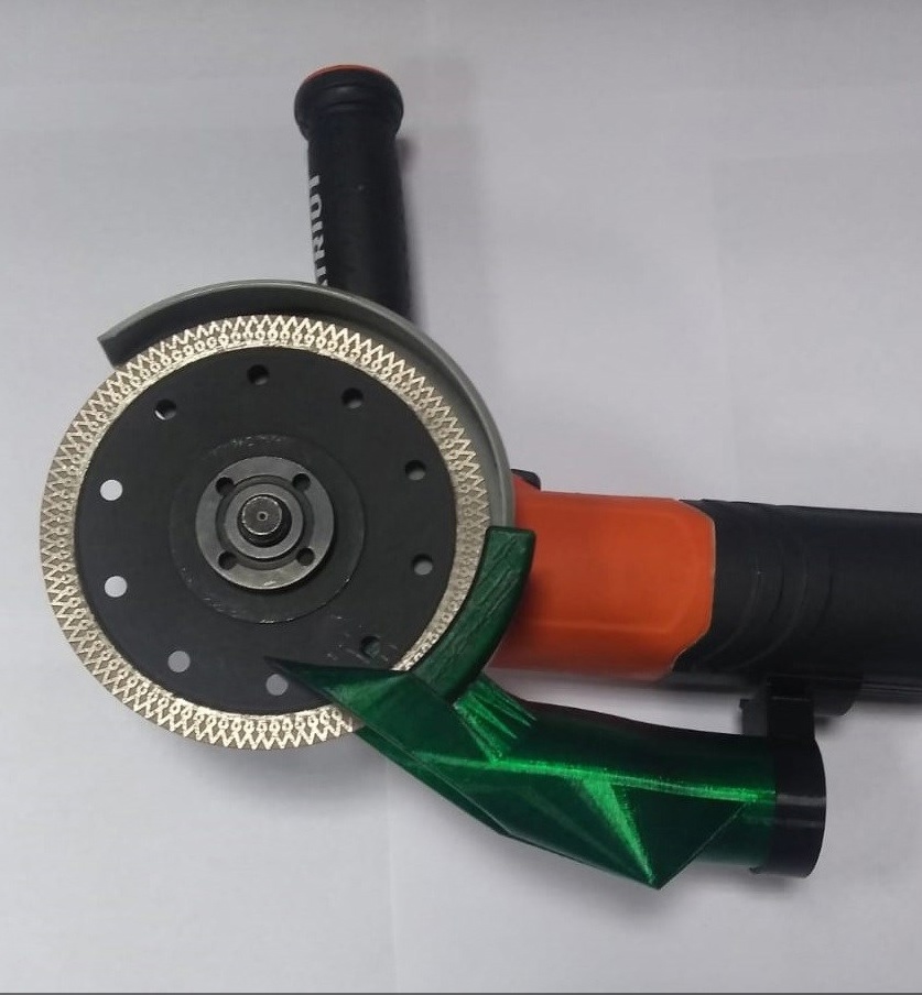 Dust extraction on an angle grinder for straight cutting