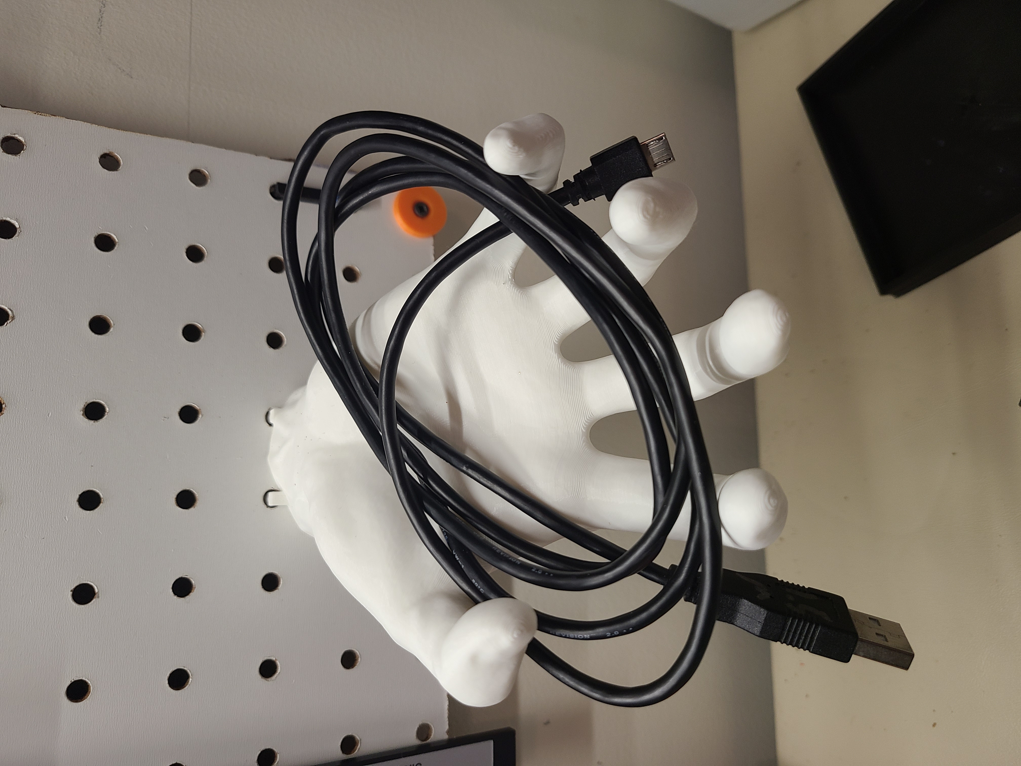 Miniatura 2 do modelo 3D Pegboard Helping Hand