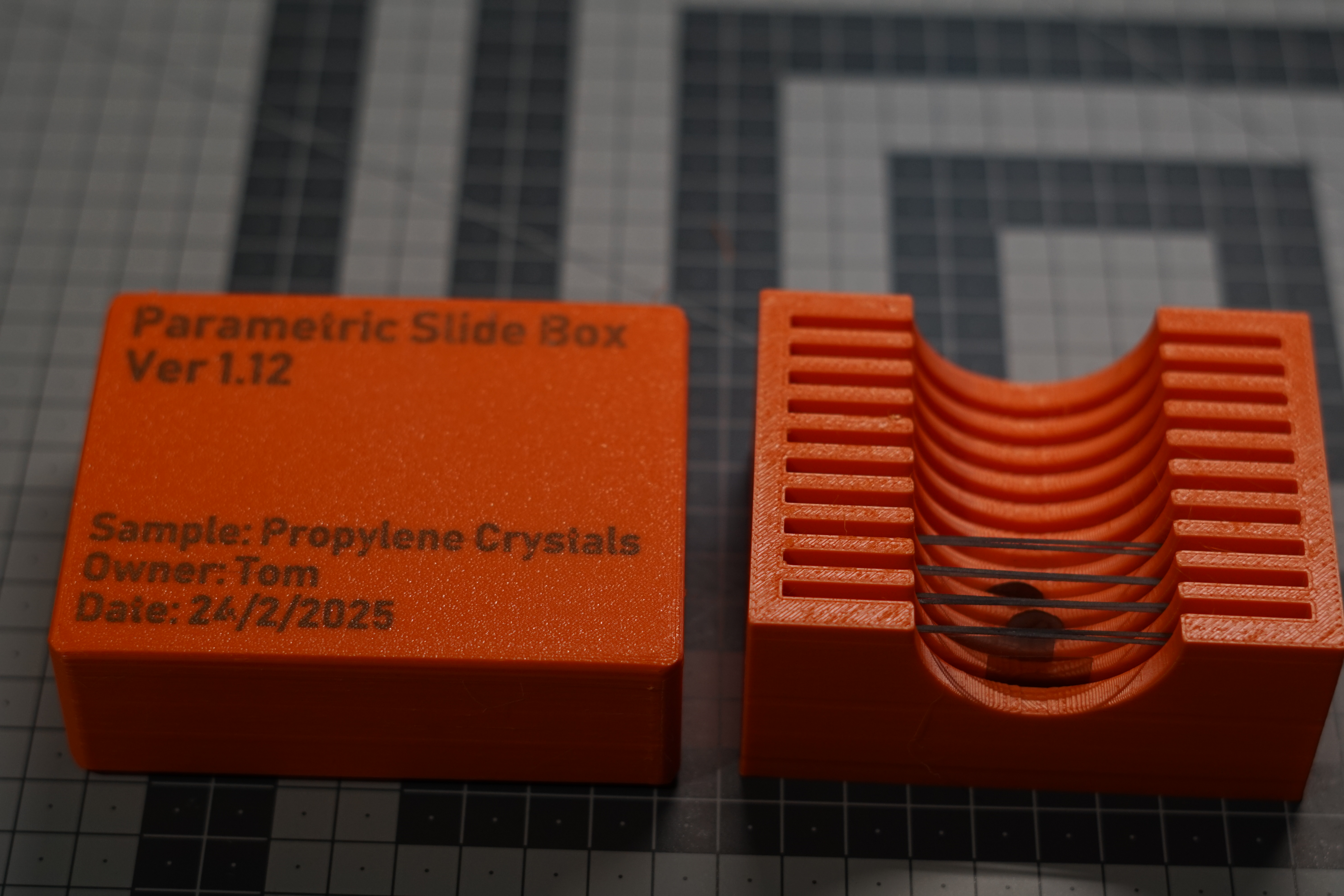 Miniatura 2 do modelo 3D Parametric Microscope Slide Box