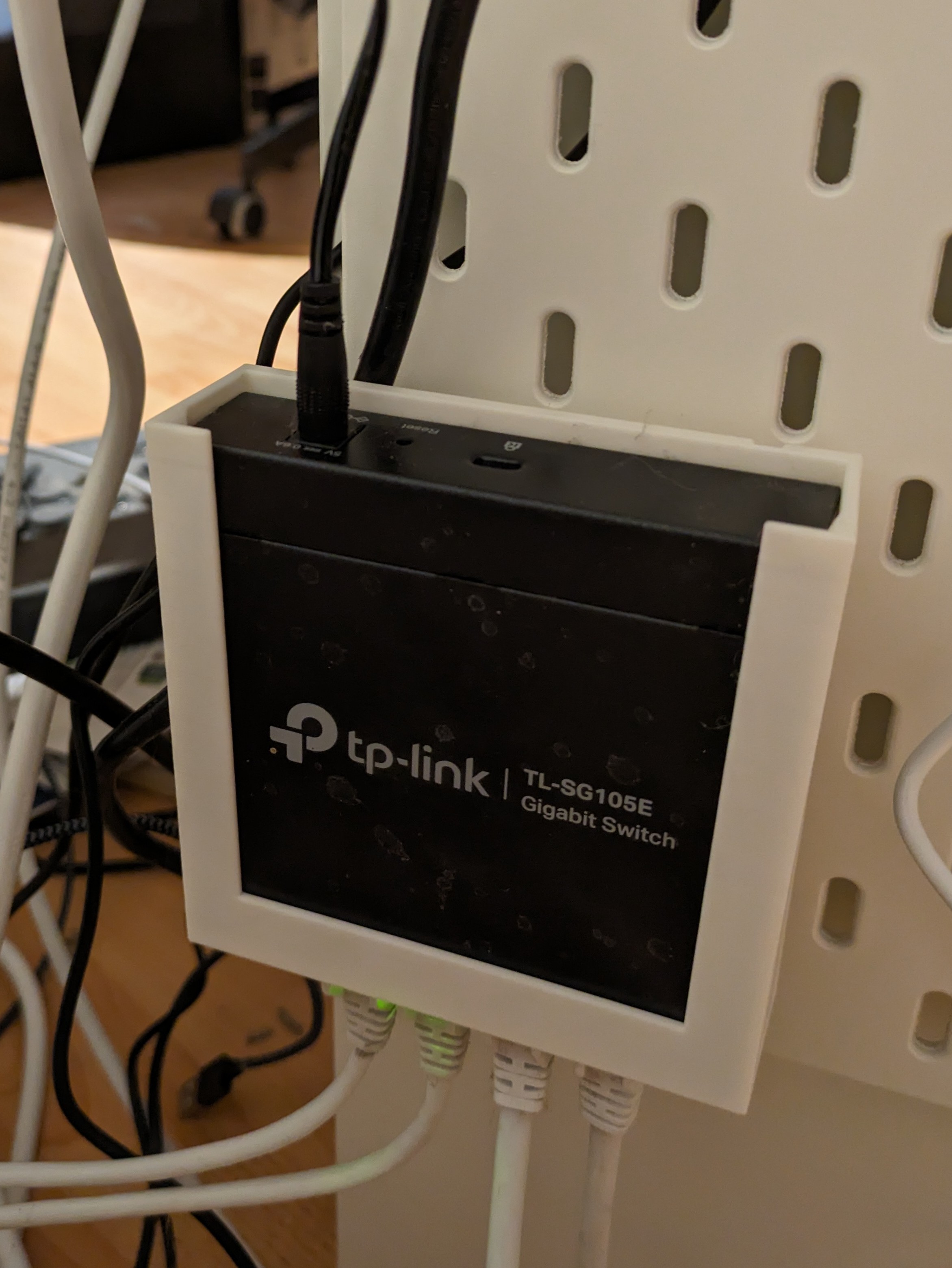 TP-Link TL-SG105 mount for Skadis