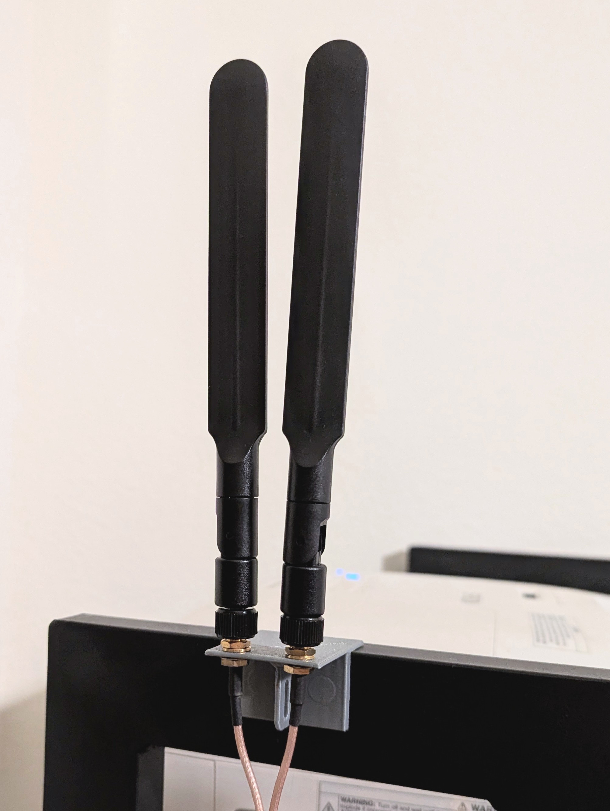 WiFi antenna mount, magnetic