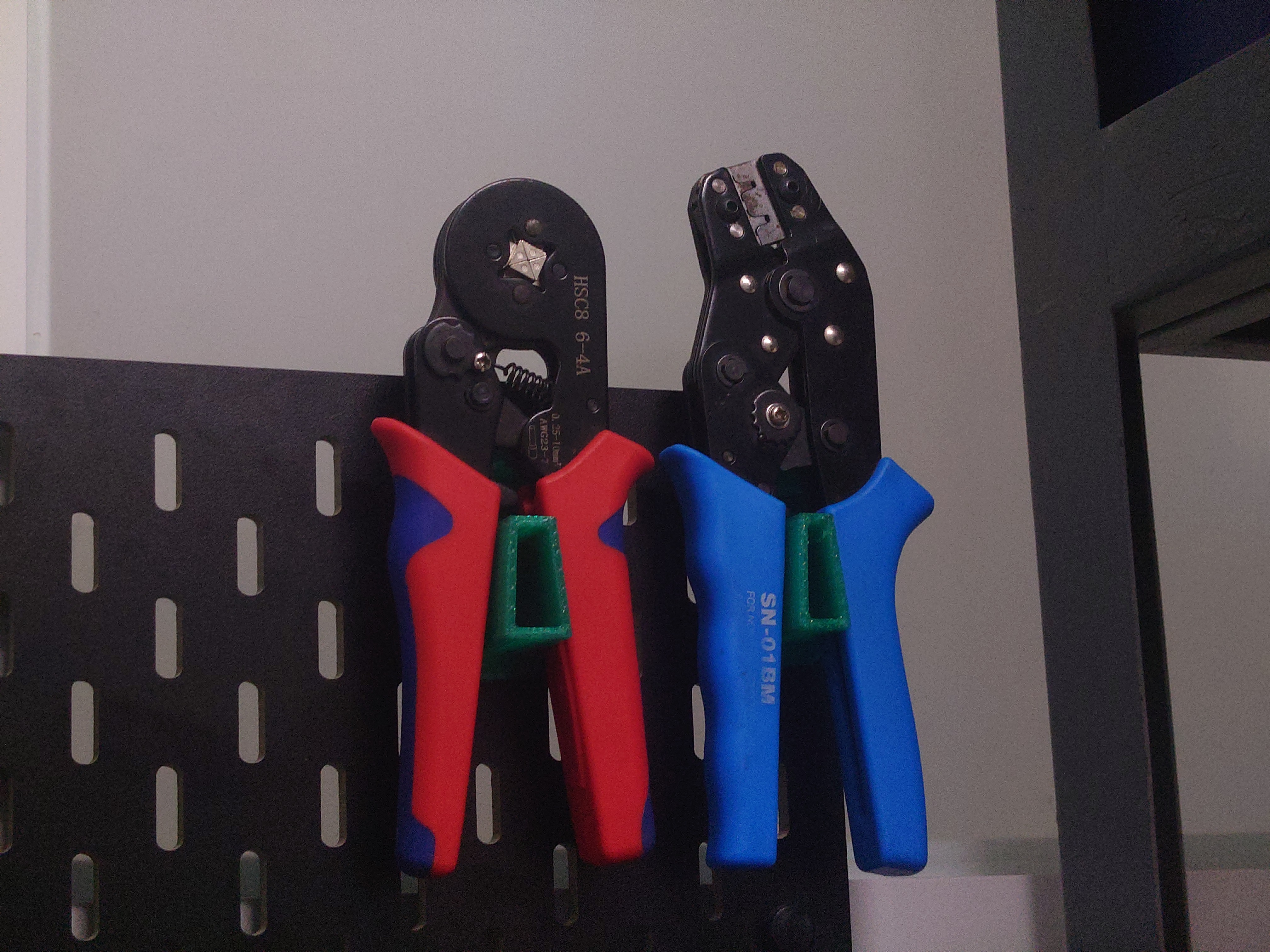 Skadis crimper holders with T-clips