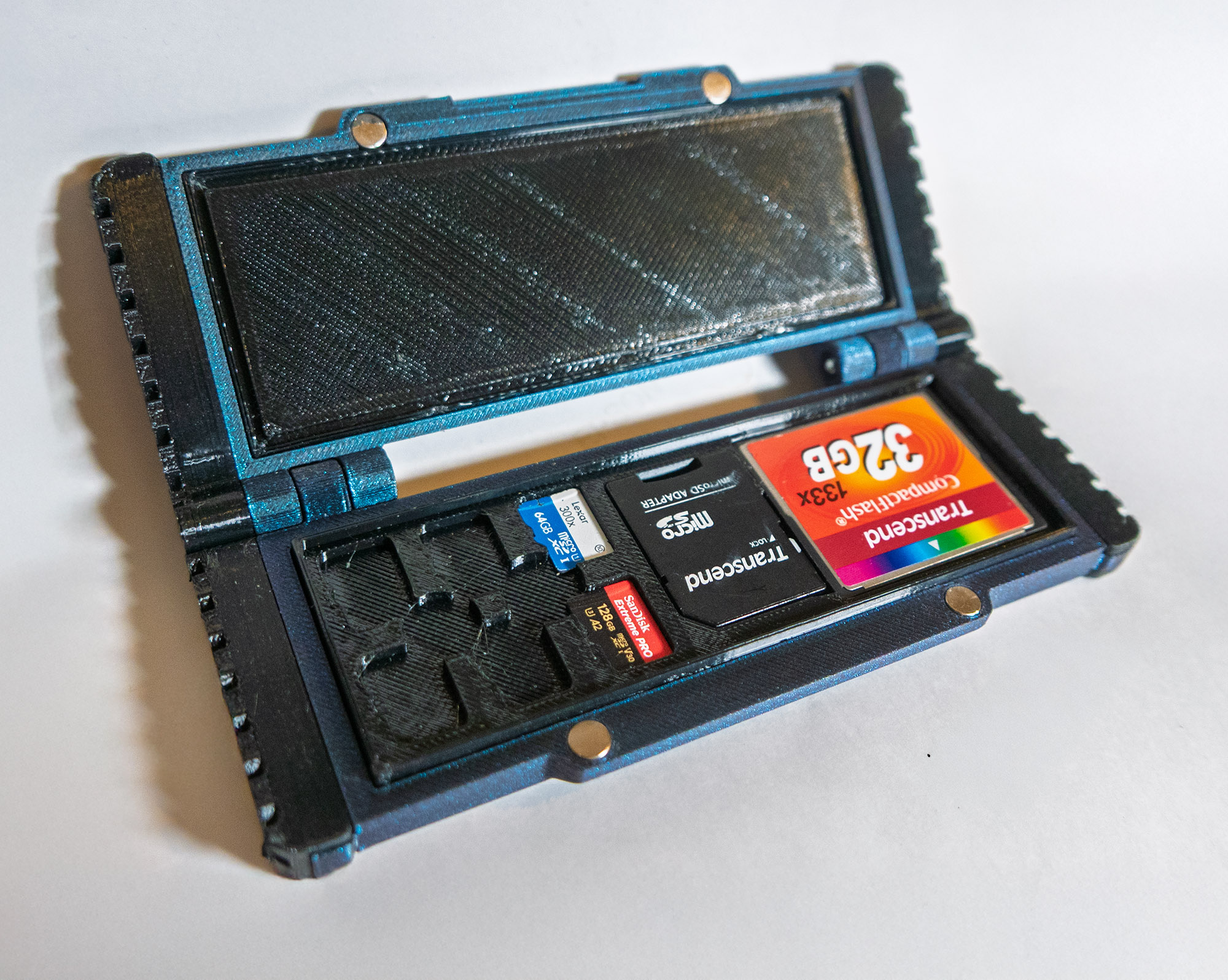 Rugged splash-proof SD & CF memory card holder with TPU and PLA