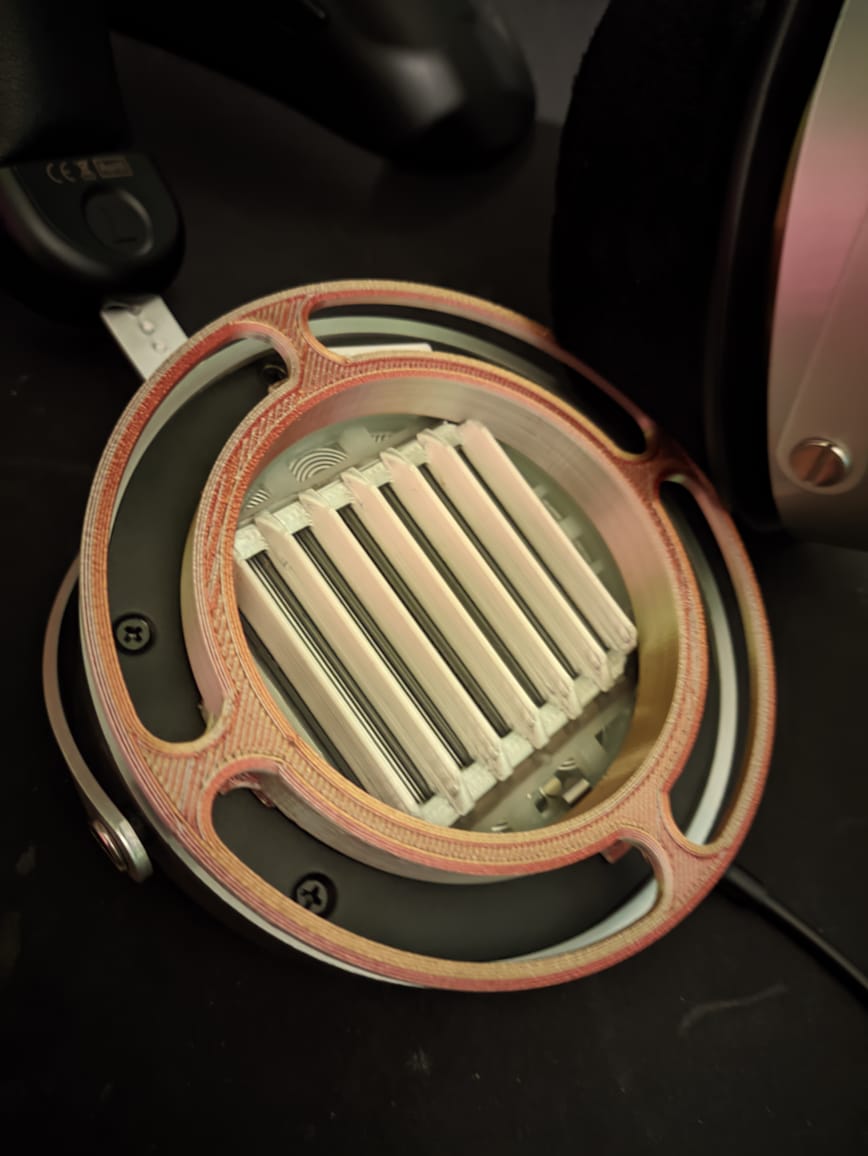Hifiman HE400SE Bass Bosst Earpad adapter.