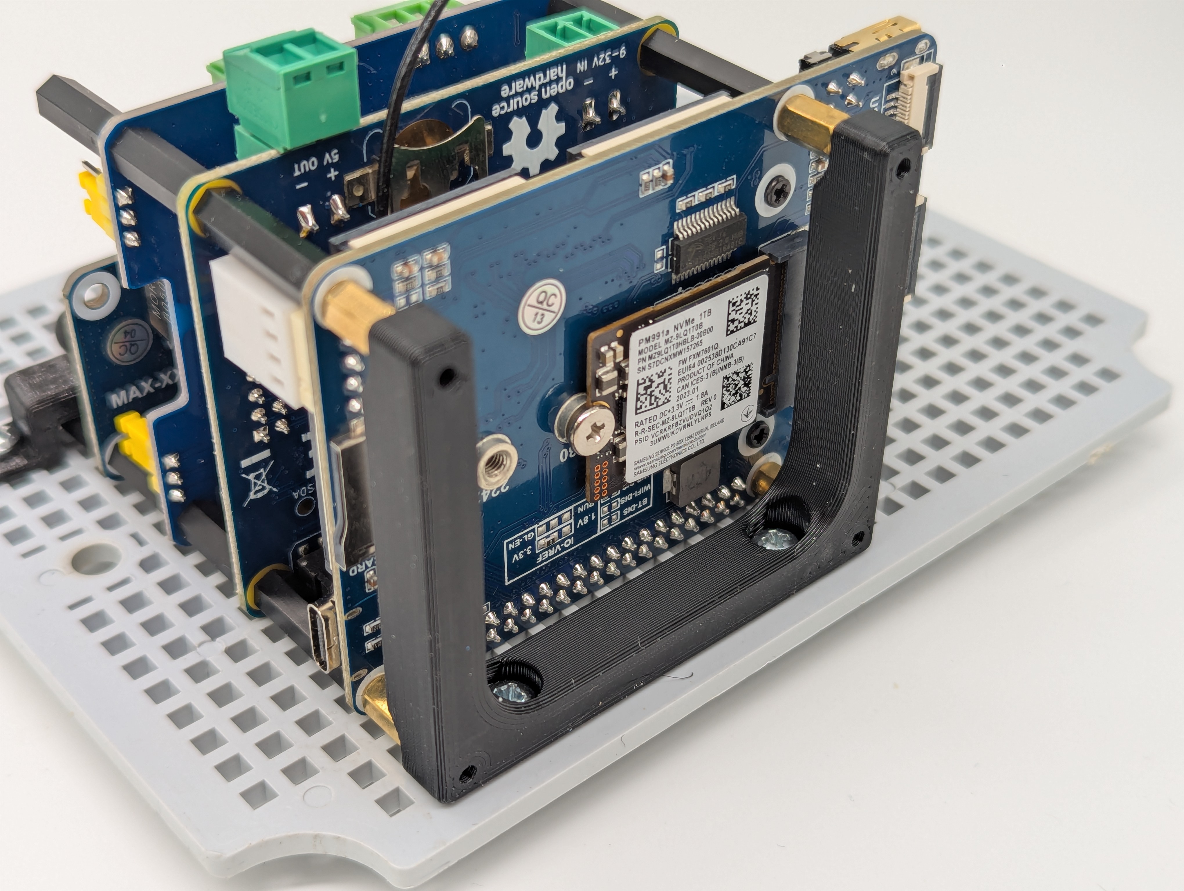 Vertical mounting bracket for Raspberry Pi