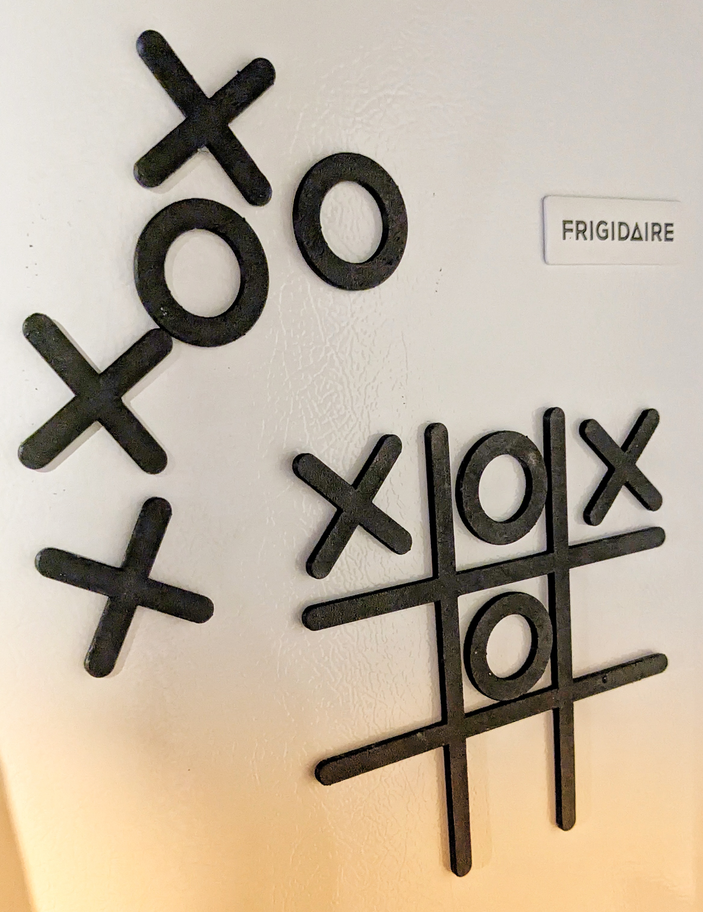 Tic-Tac-Toe (aka Noughts & Crosses) for refrigerators and other magnetic surfaces