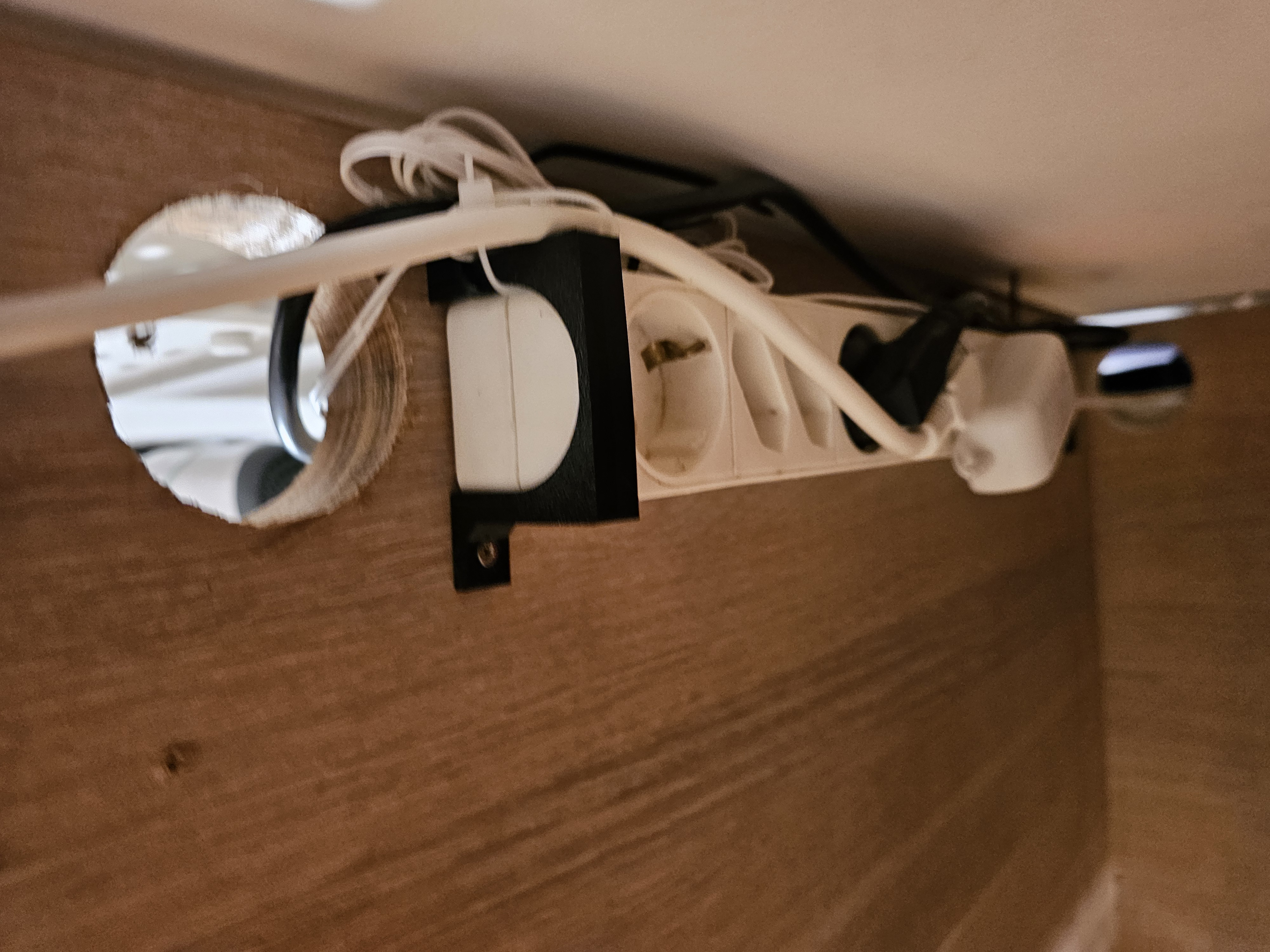 Power distributor mount