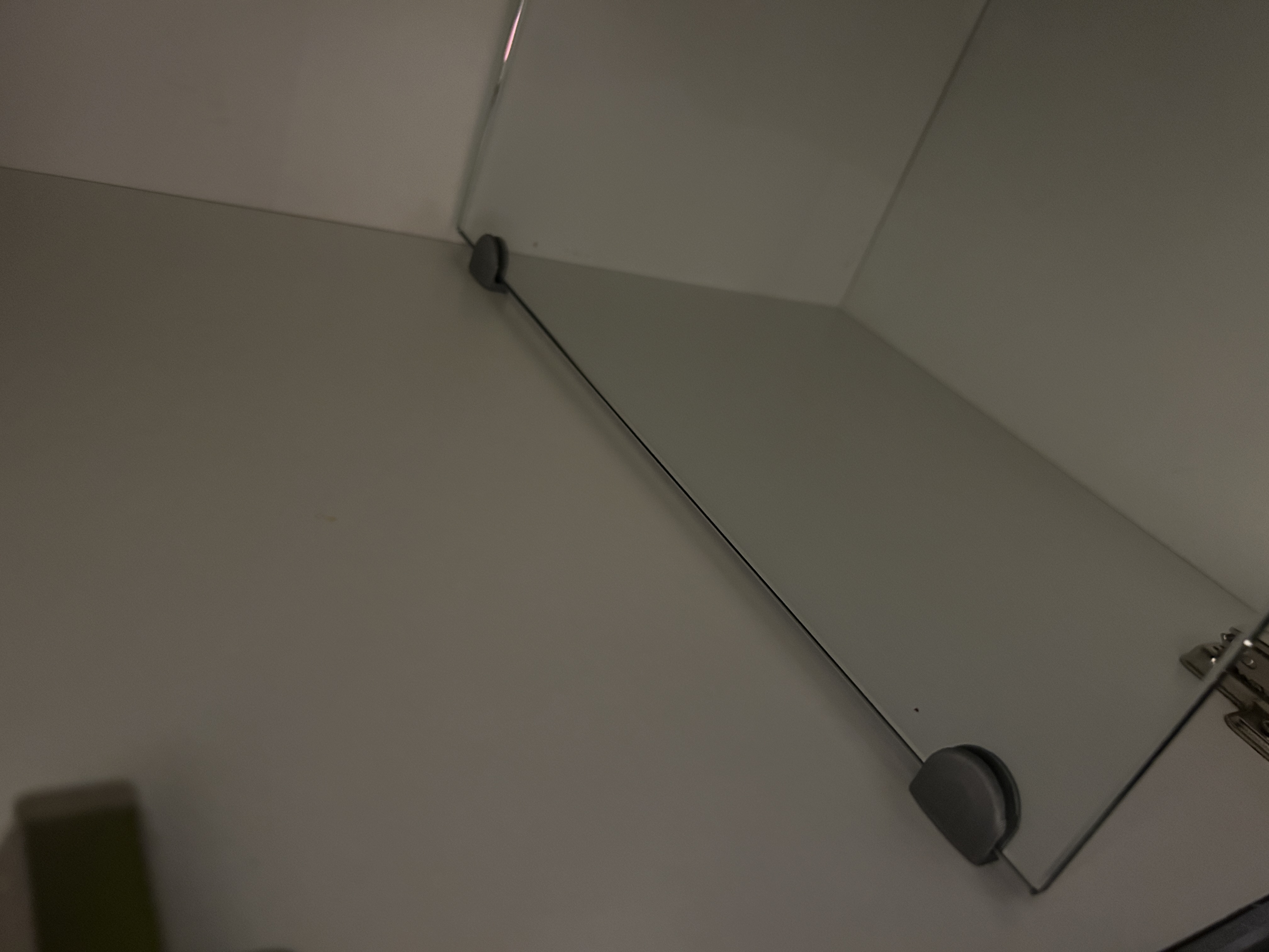 Glass shelf support