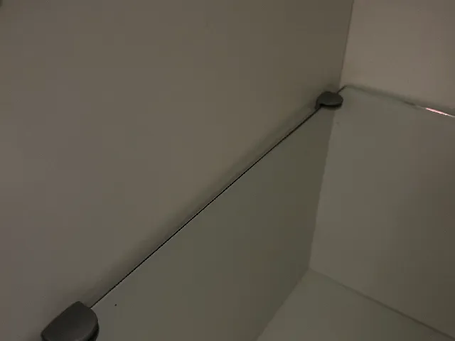 Glass shelf support