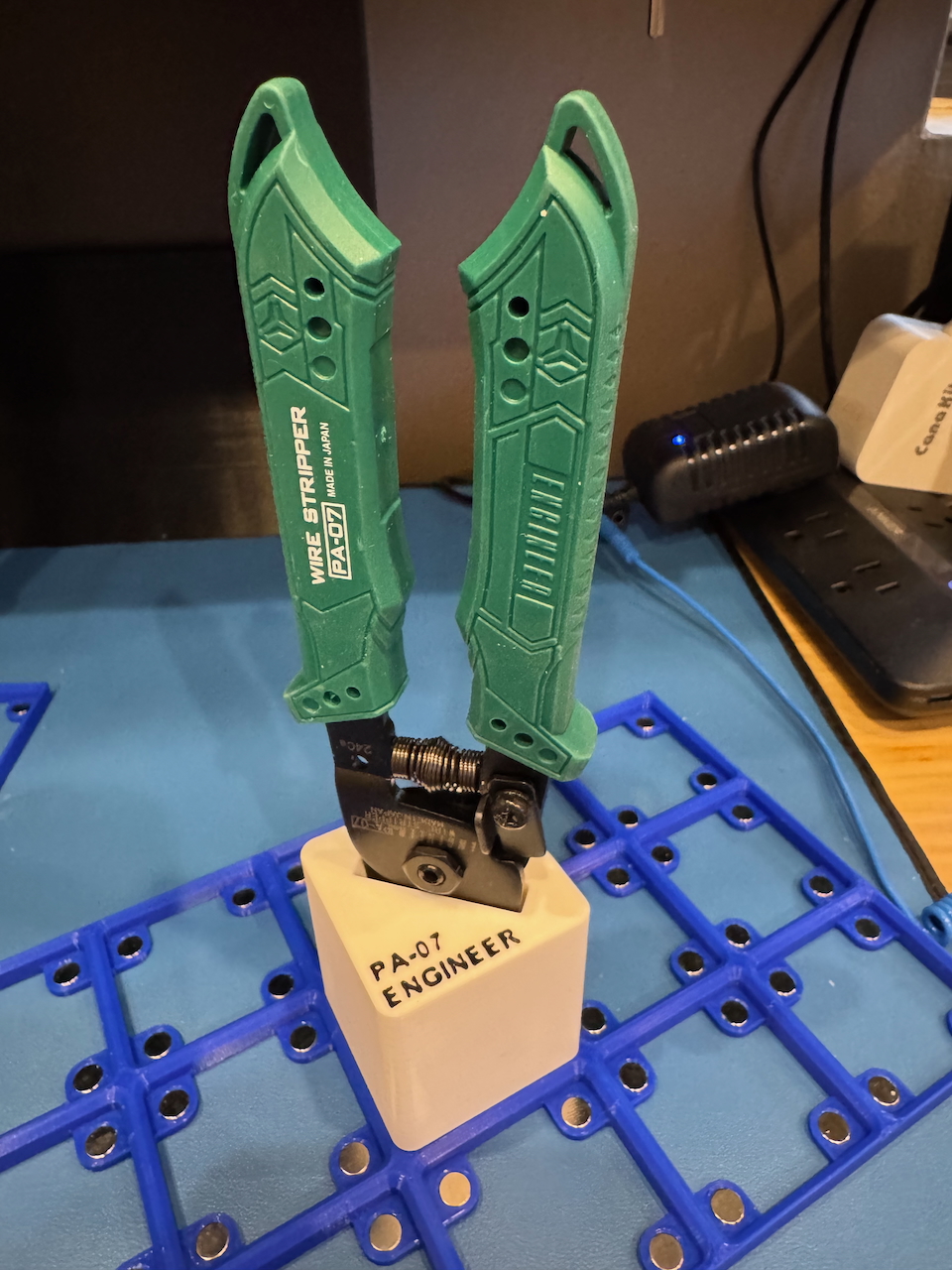 Gridfinity ENGINEER PA-07 Wire Stripper Holder (1x1 base)