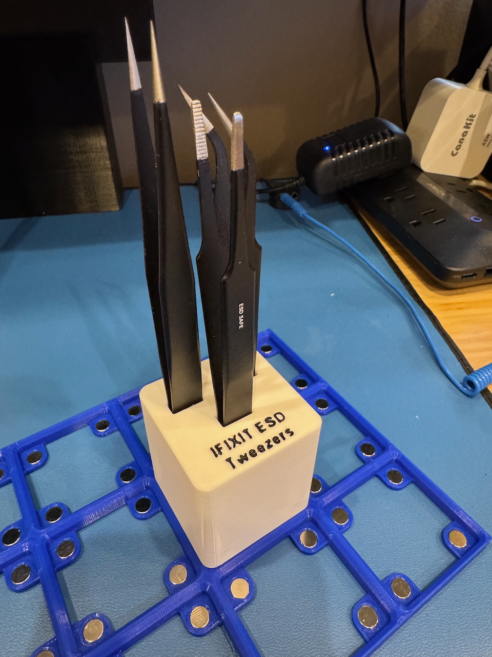 Gridfinity IFIXIT ESD Tweezers Holder (1x1 base)