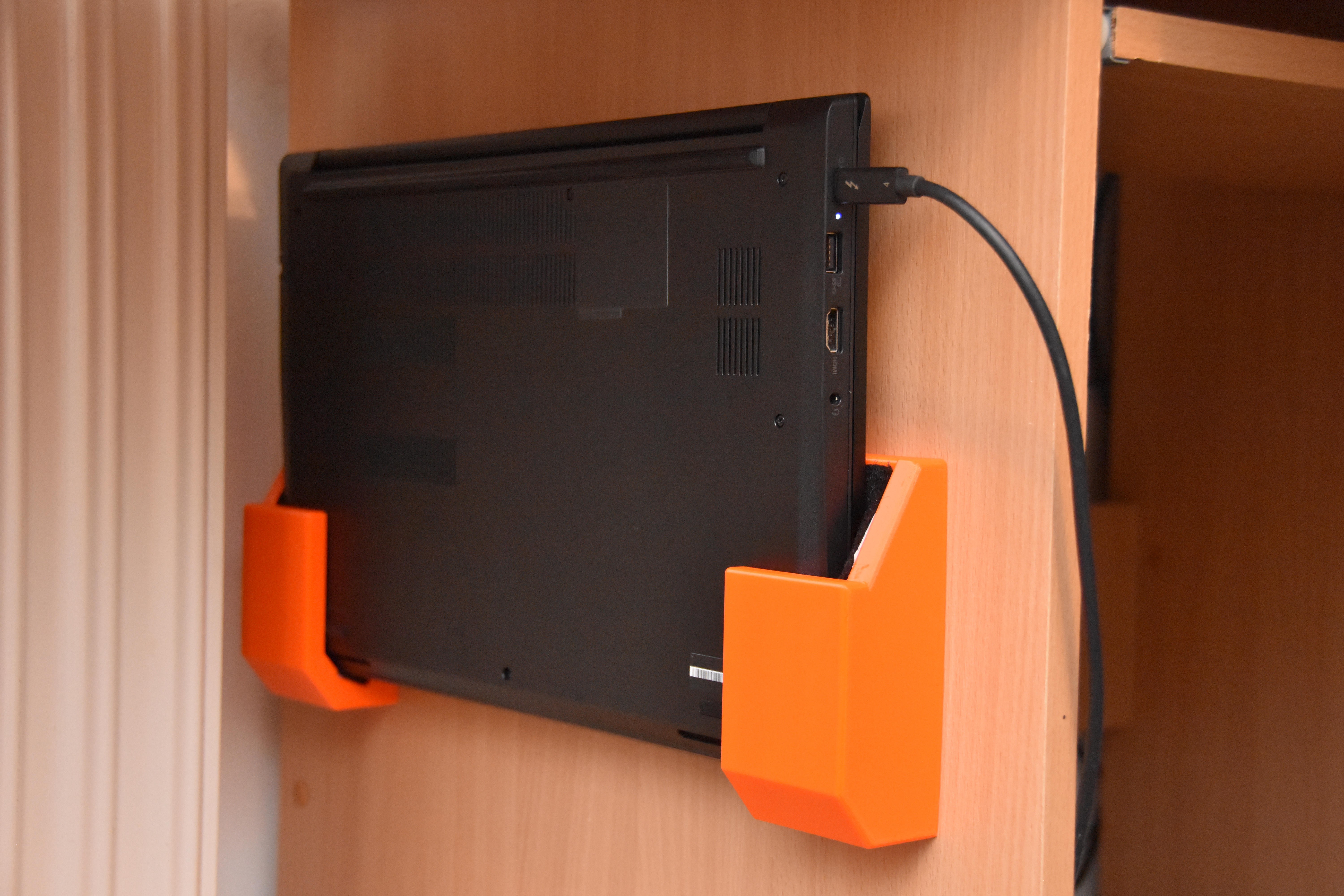 Vertical laptop mount