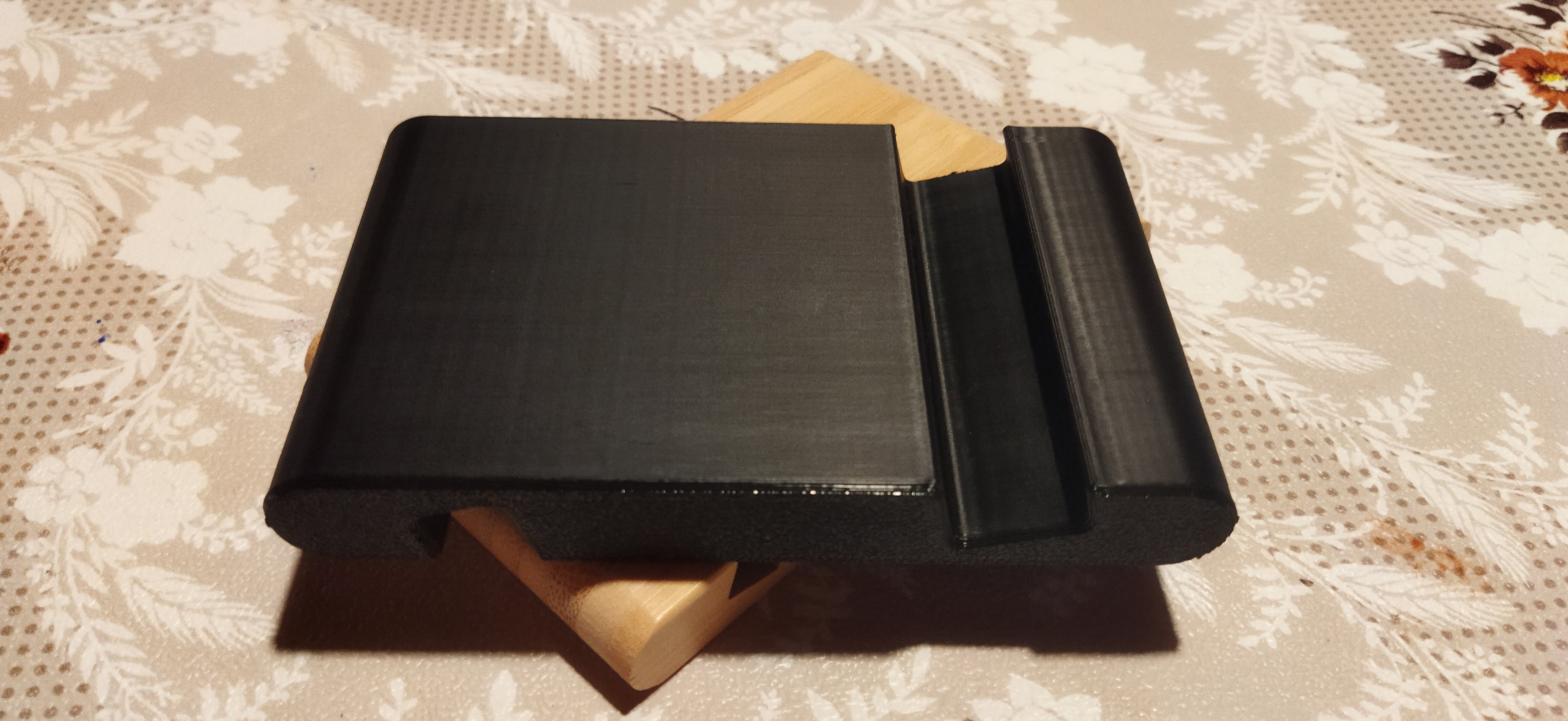 Simple phone stand (IKEA like)