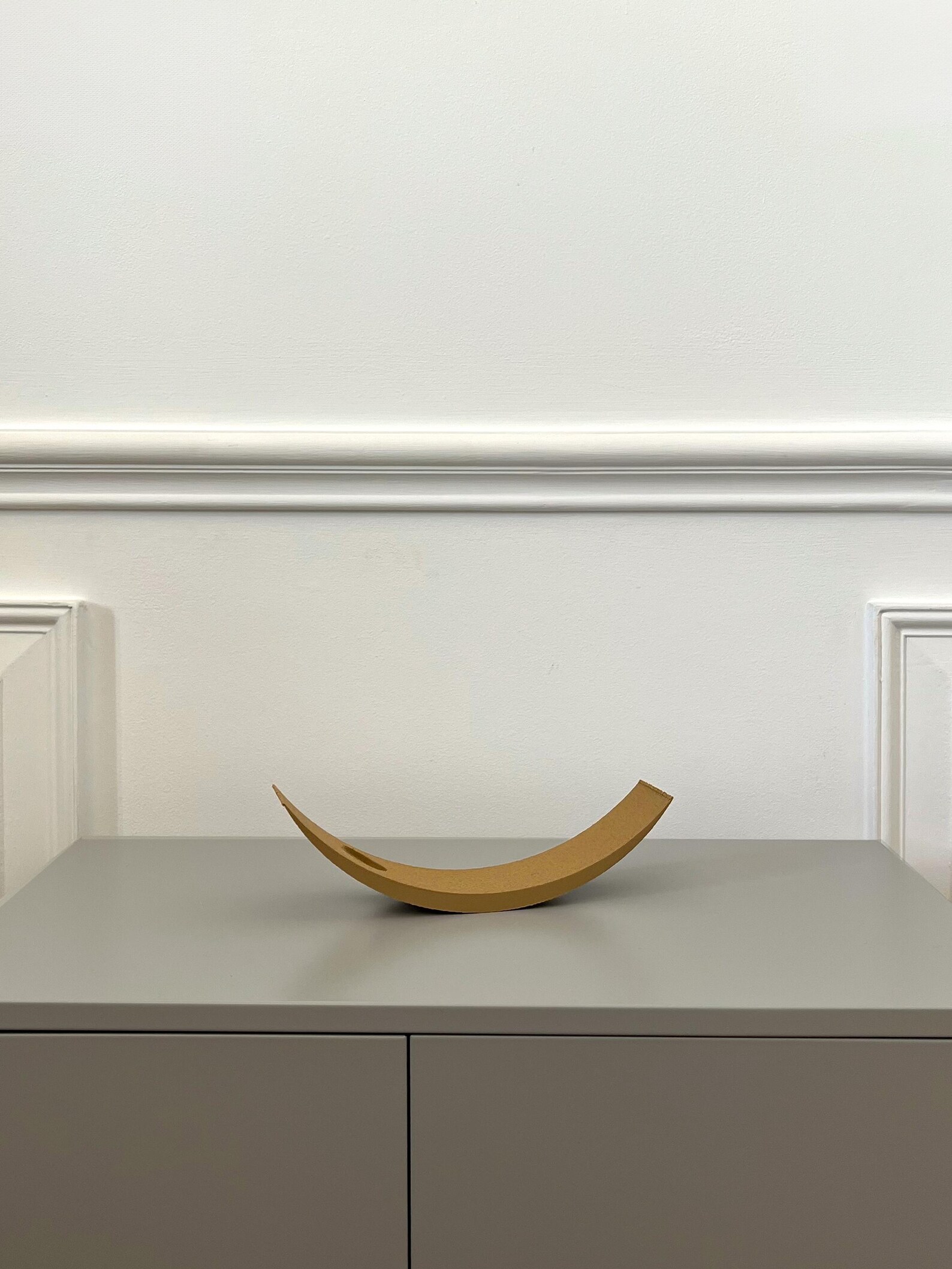 Anti Gravitational Curved Bottle Holder with Sharp Edges