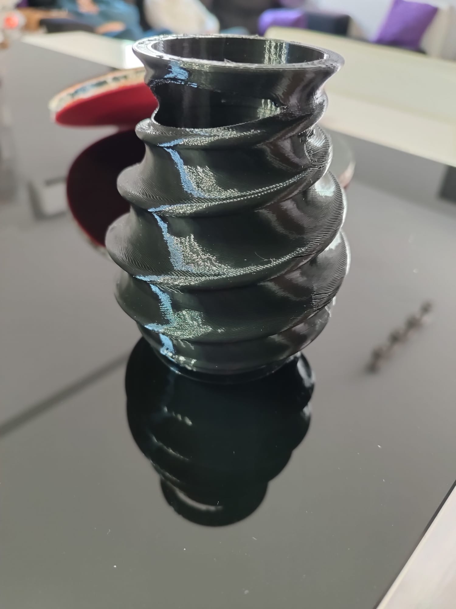 Jarrón espiral con oberturas laterales / Spinned jar with two lateral holes