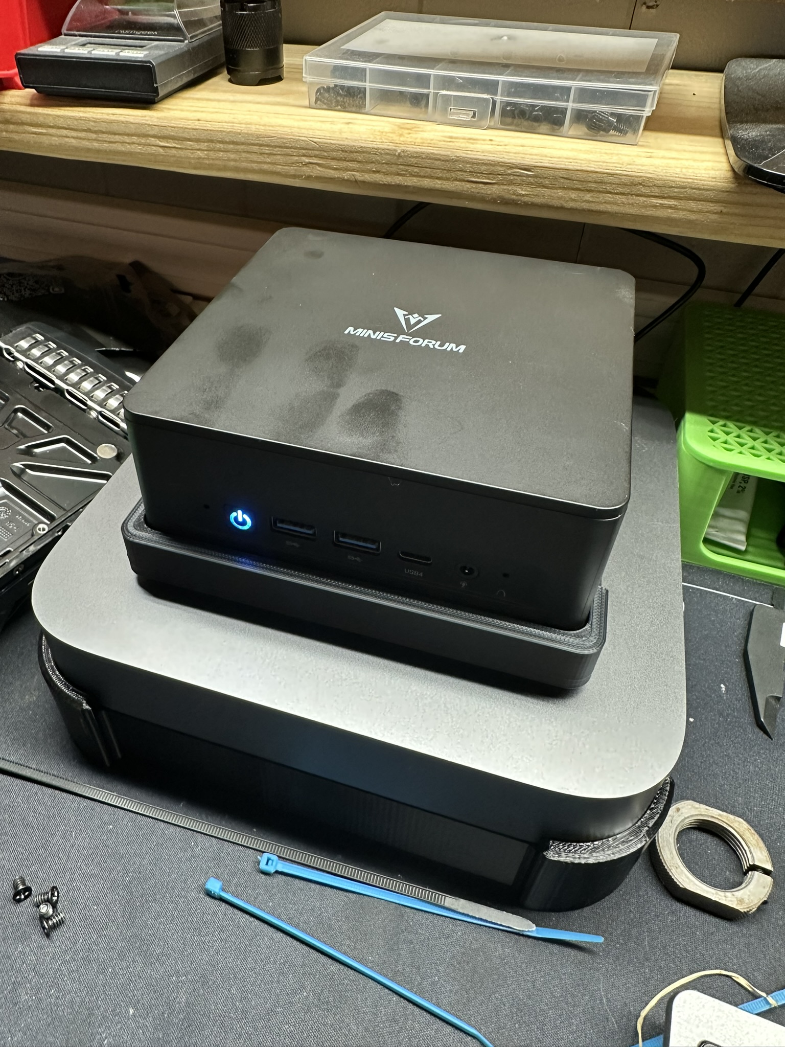MinisForum UM690 Pro Stand