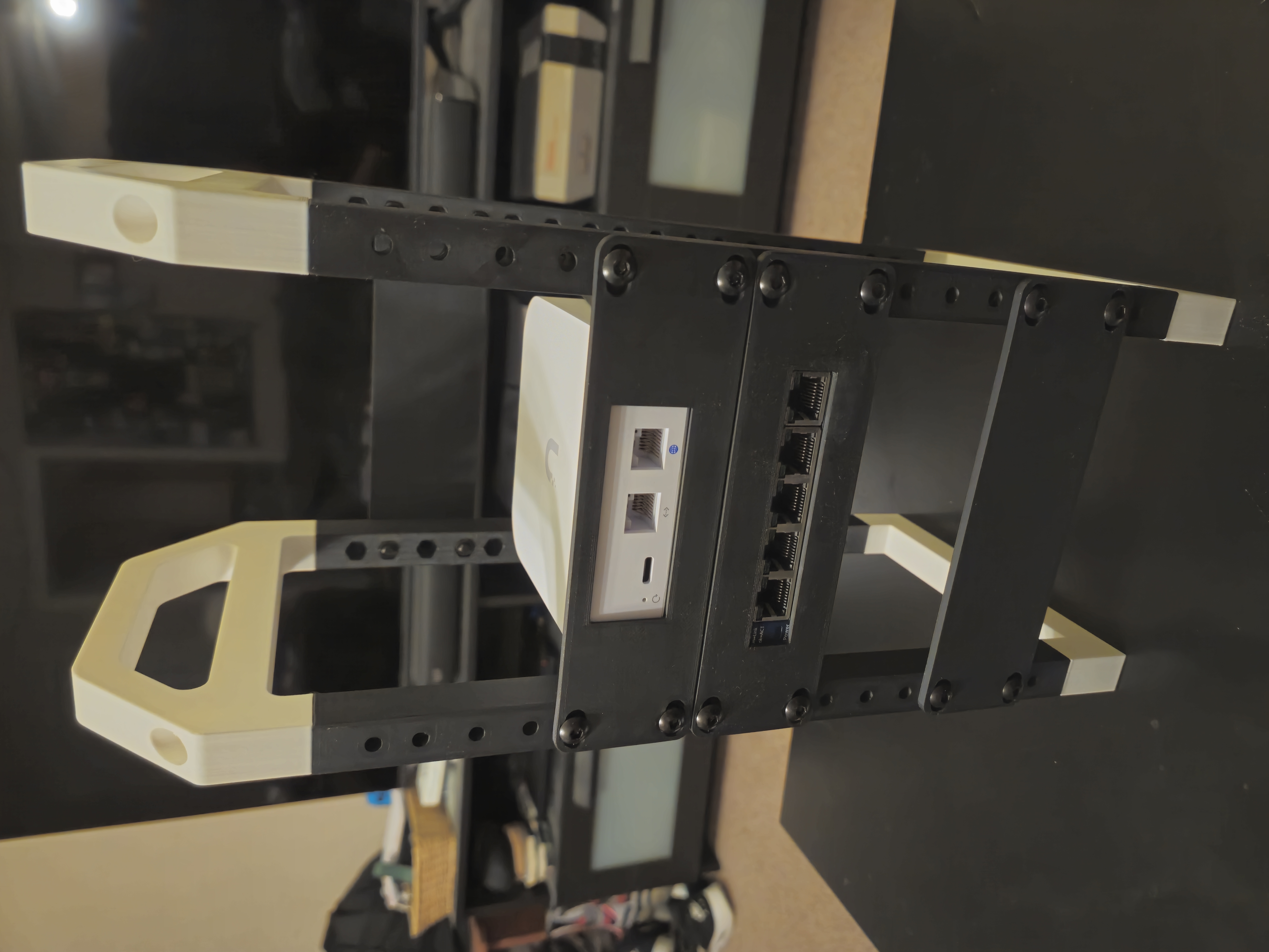 6-inch Rack Mount | Netgear GS105 Switch