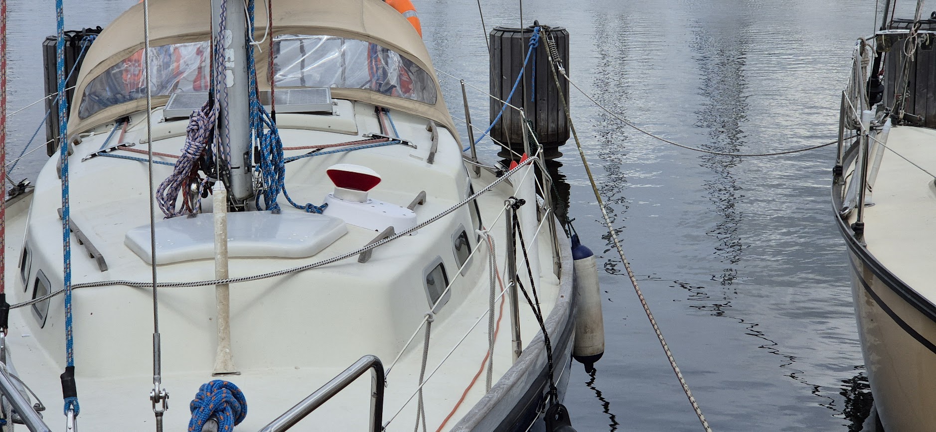 Sailboat ventilation chest for low profile cowl vent