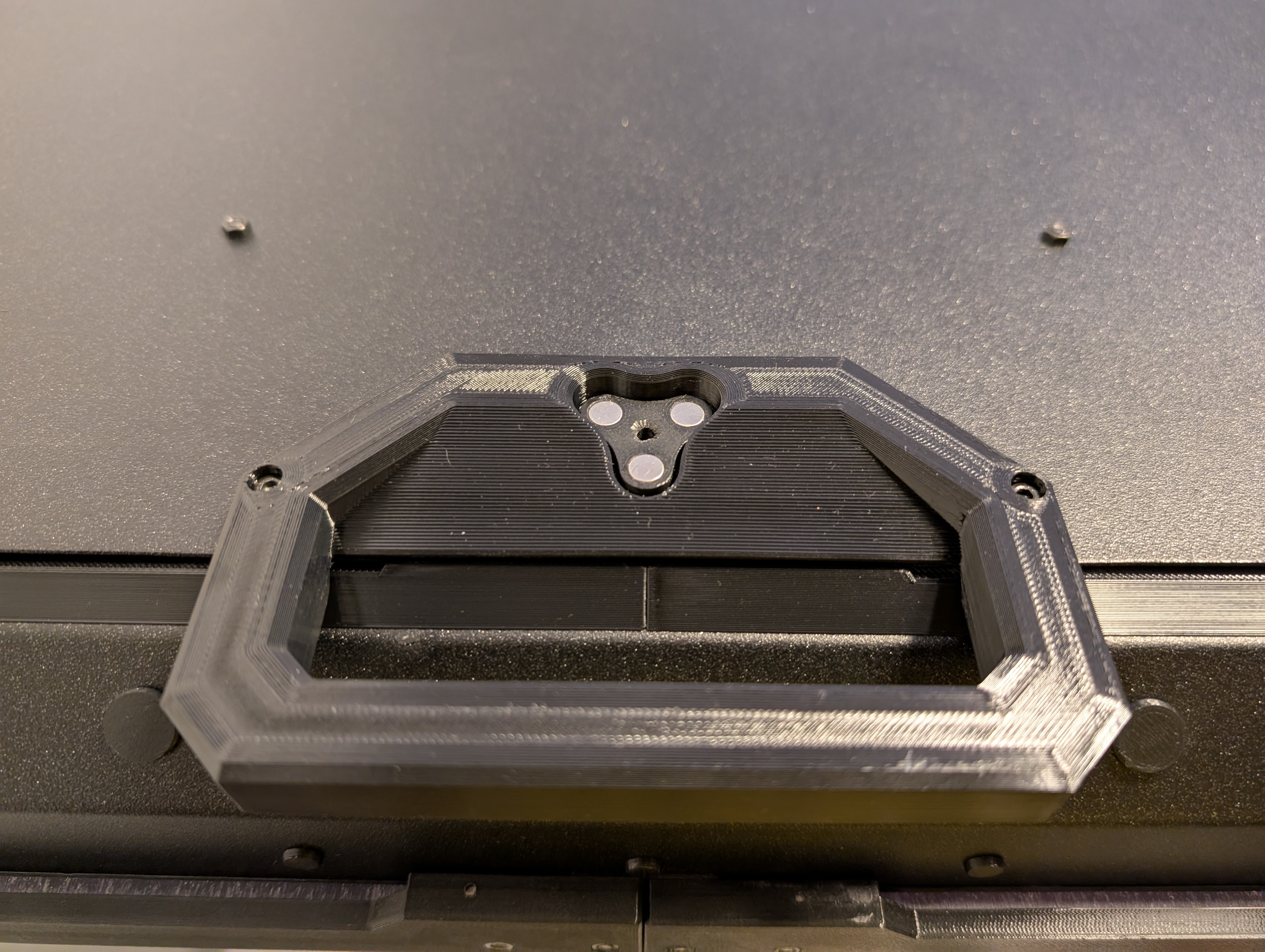 Hinged Lid Handle with Magnetic Quick Connect Cutout